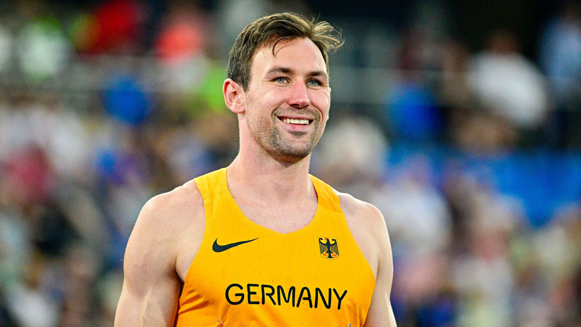 Porträt des lachenden Niklas Kaul im Nationaltrikot