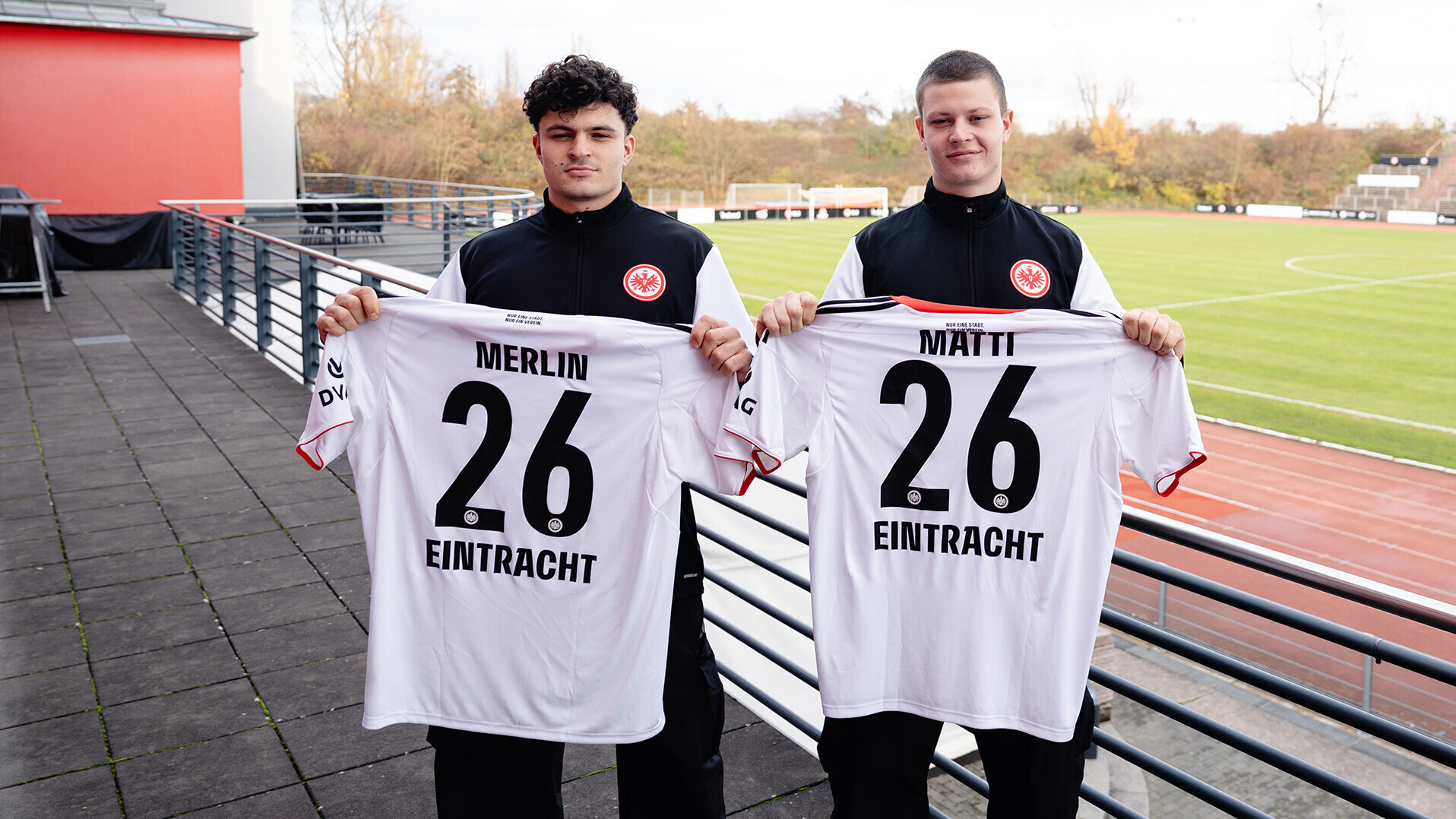 Merlin und Matti Hummel mit Trikots ihres neuen Vereins 