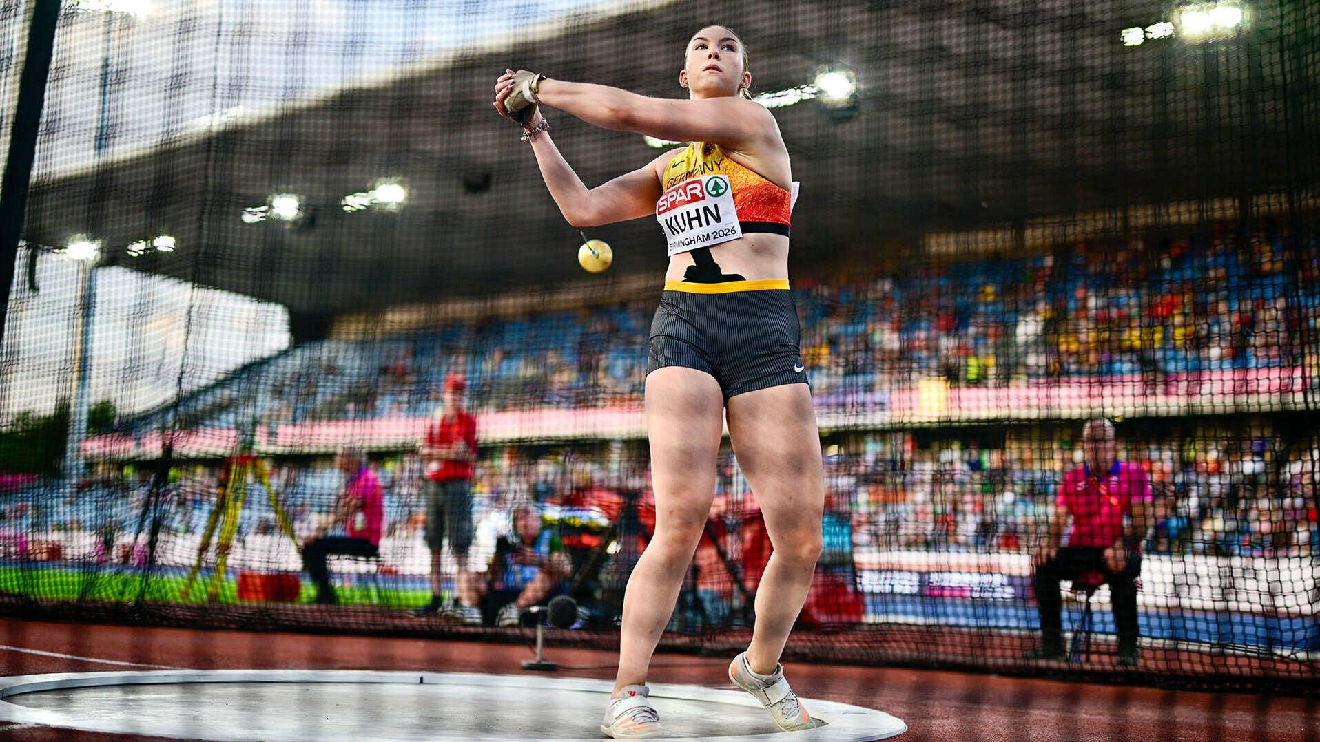 Aileen Kuhn dreht sich mit dem Hammer im Ring