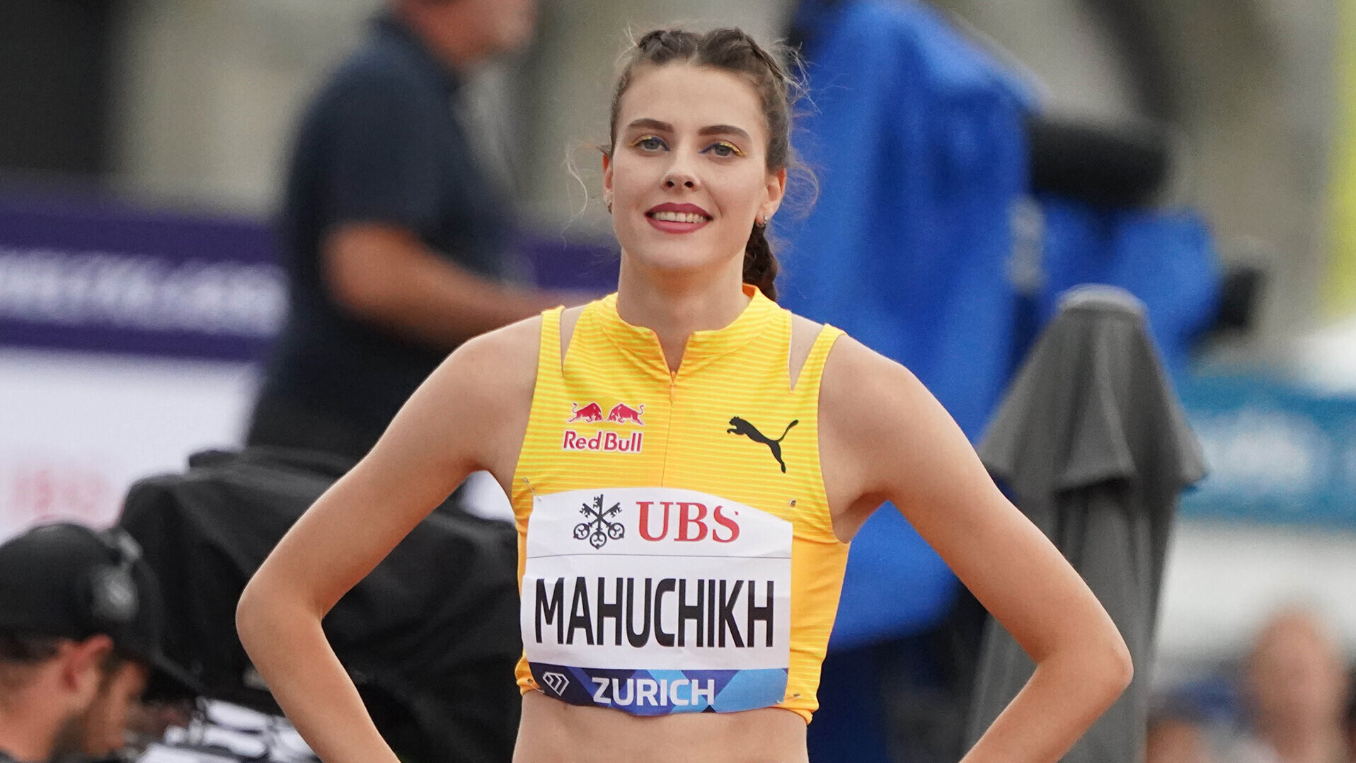 Porträt von Hochspringerin Yaroslava Mahuchikh im gelben Puma-Dress