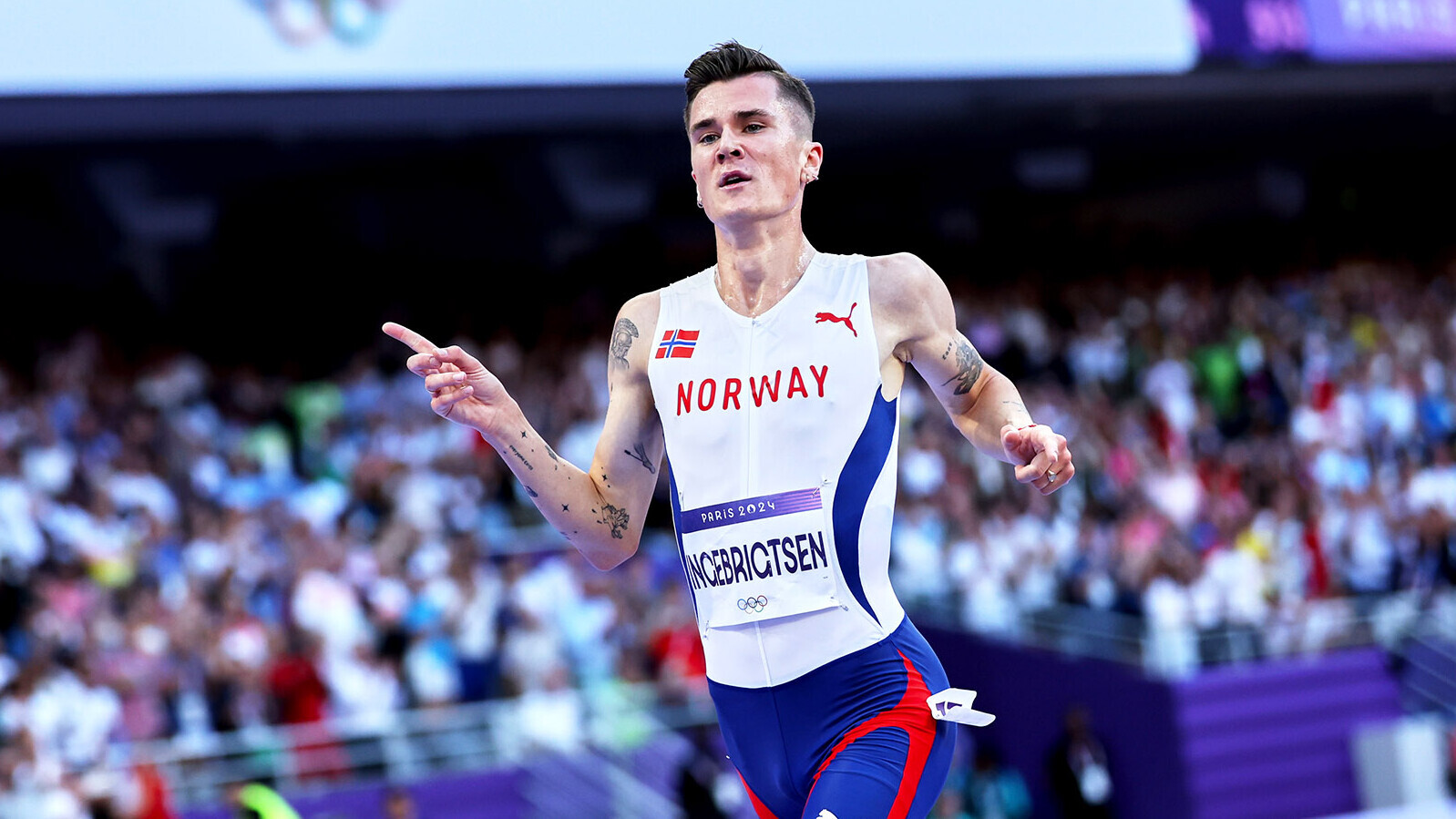 Jakob Ingebrigtsen im Auslaufen mit erhobenem Zeigefinger