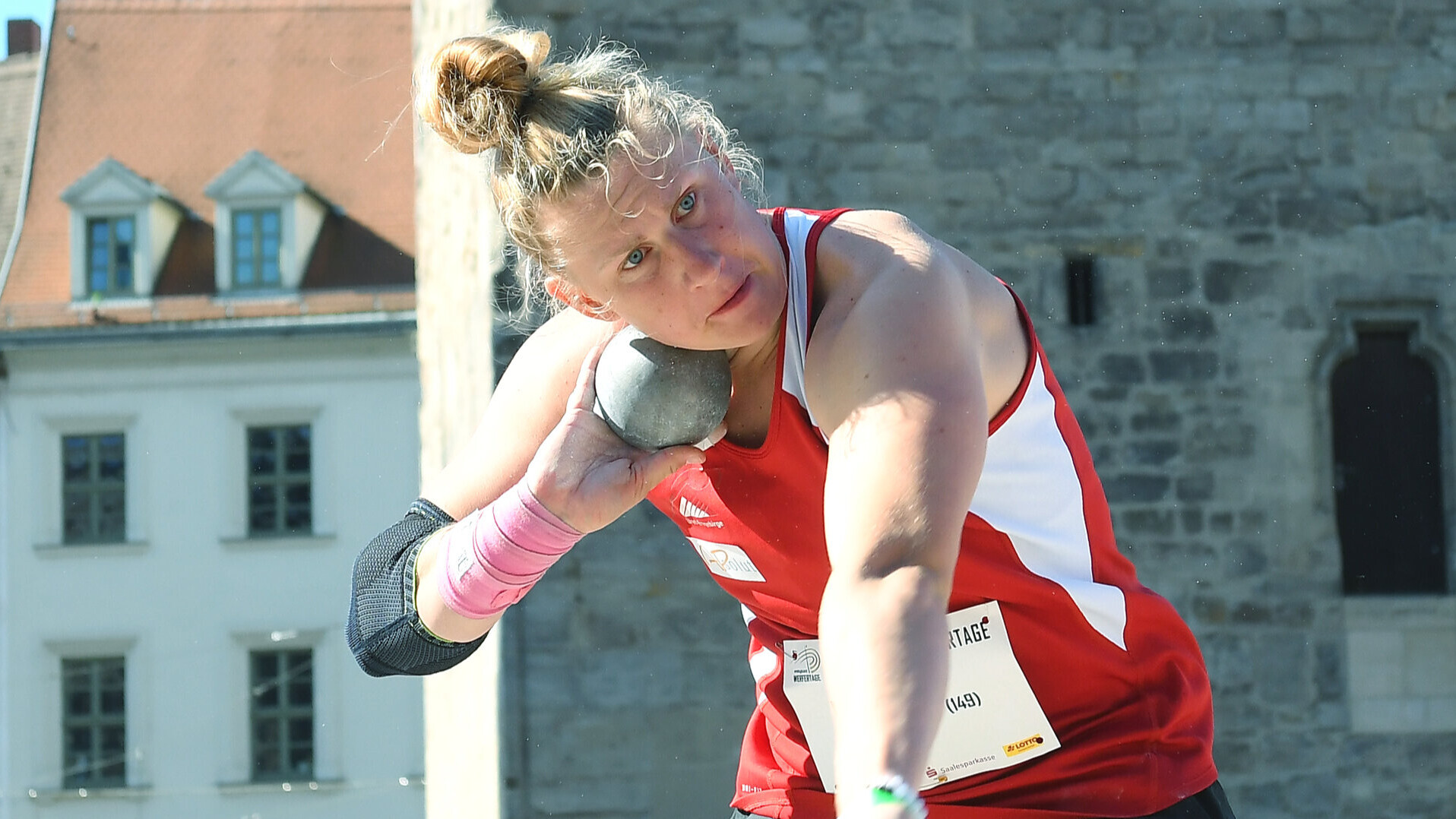 Katharina Maisch steigt mit 19-Meter-Stoß ein
