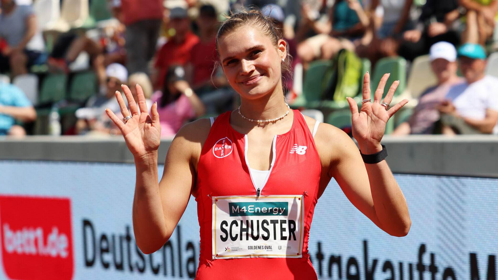 Die deutsche Hürdensprinterin Franziska Schuster winkt in die Kamera.