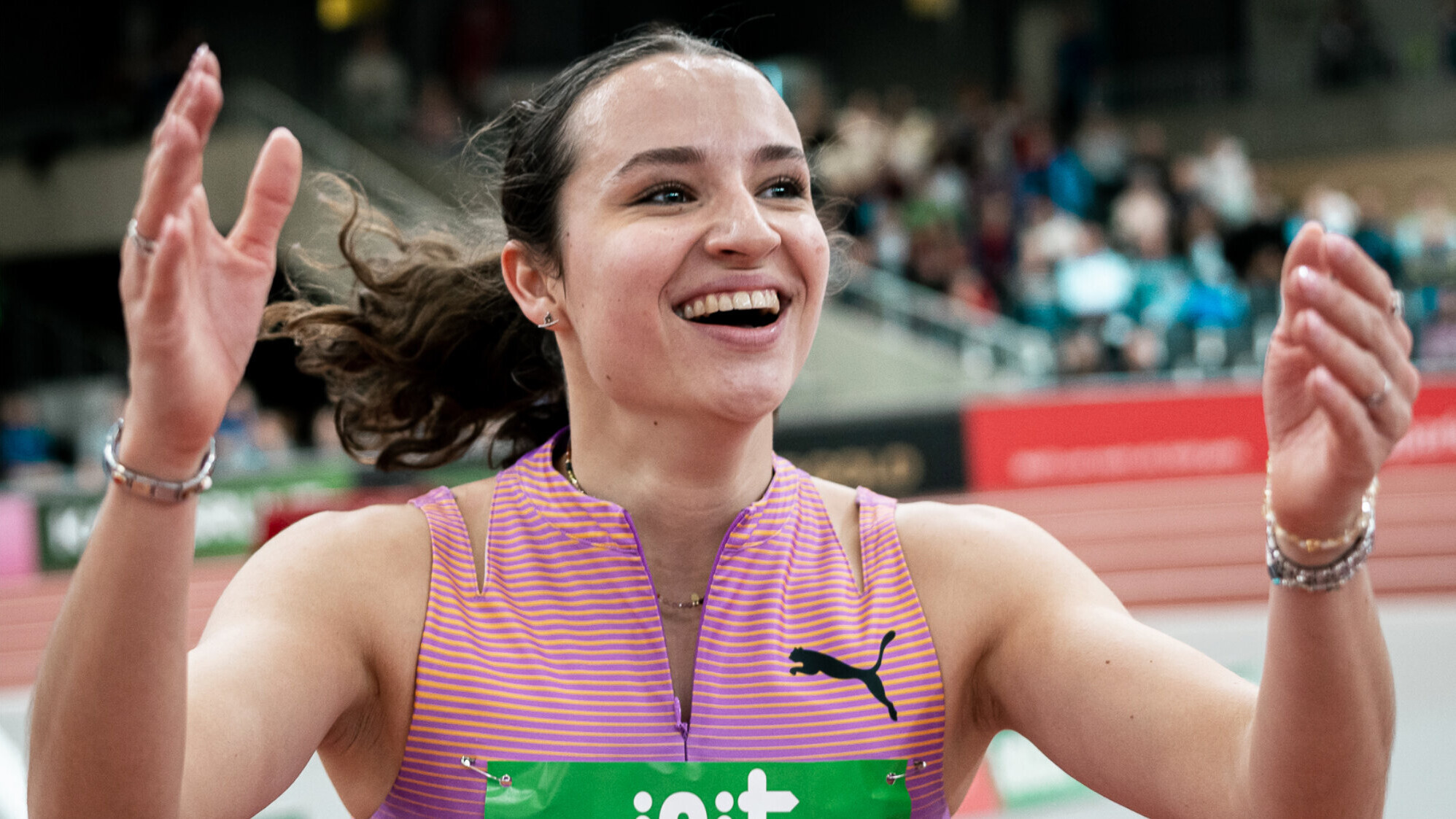 Die deutsche Hürdensprinterin Rosina Schneider freut sich und klatscht in die Hände.