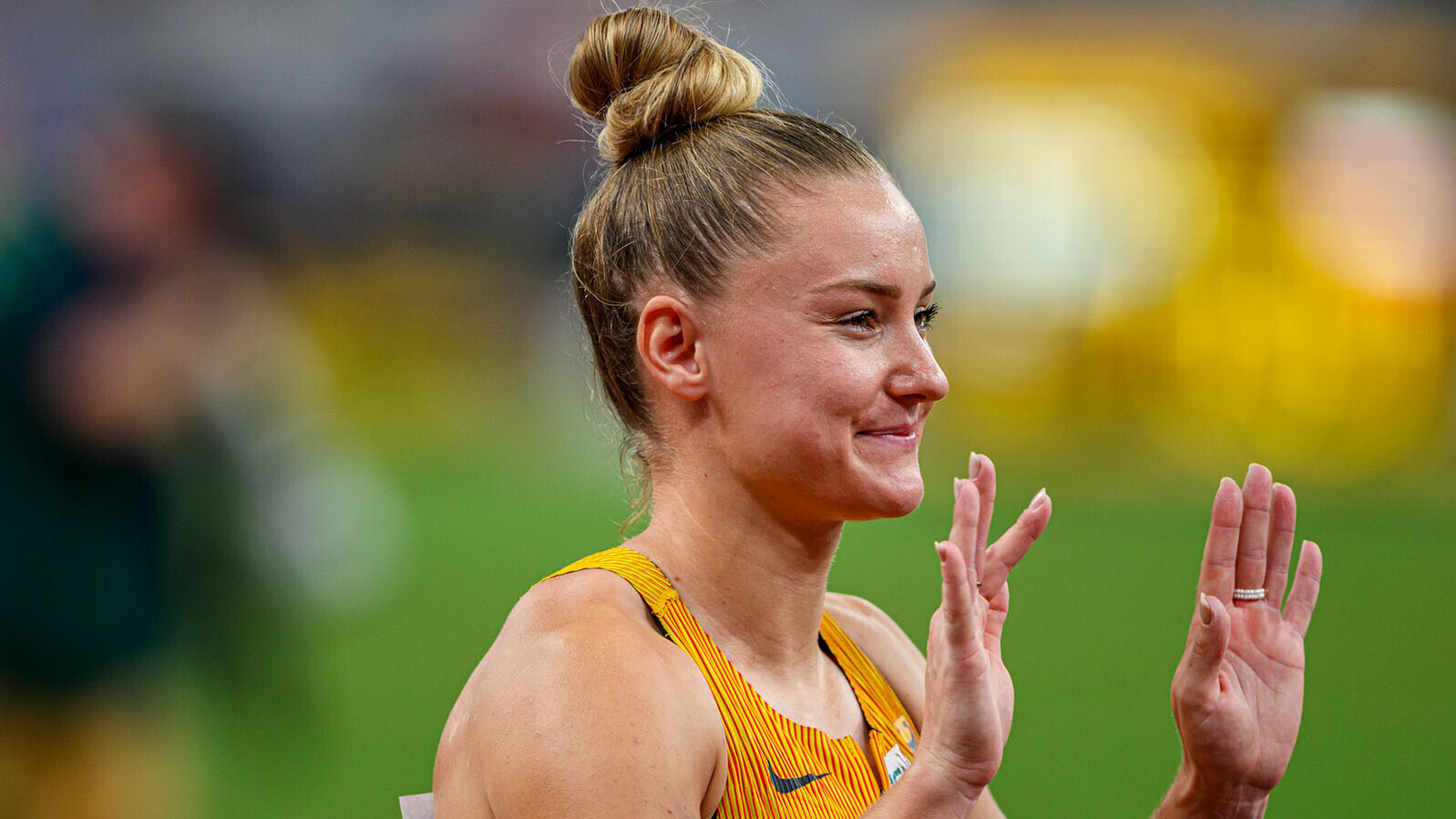 Die deutsche Sprinterin Sophia Junk winkt in die Kamera