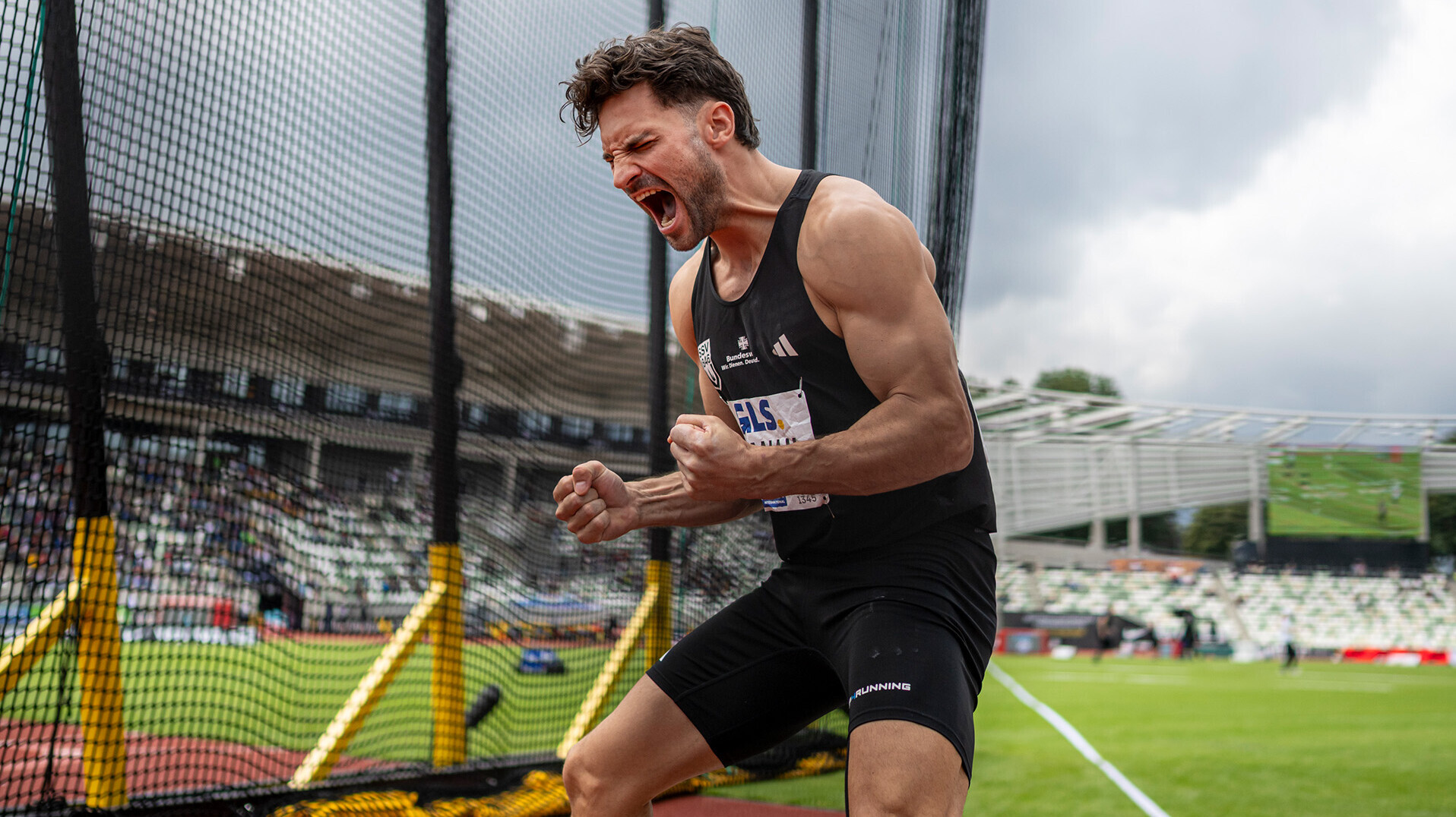 Tim Nowak jubelt im Diskusring