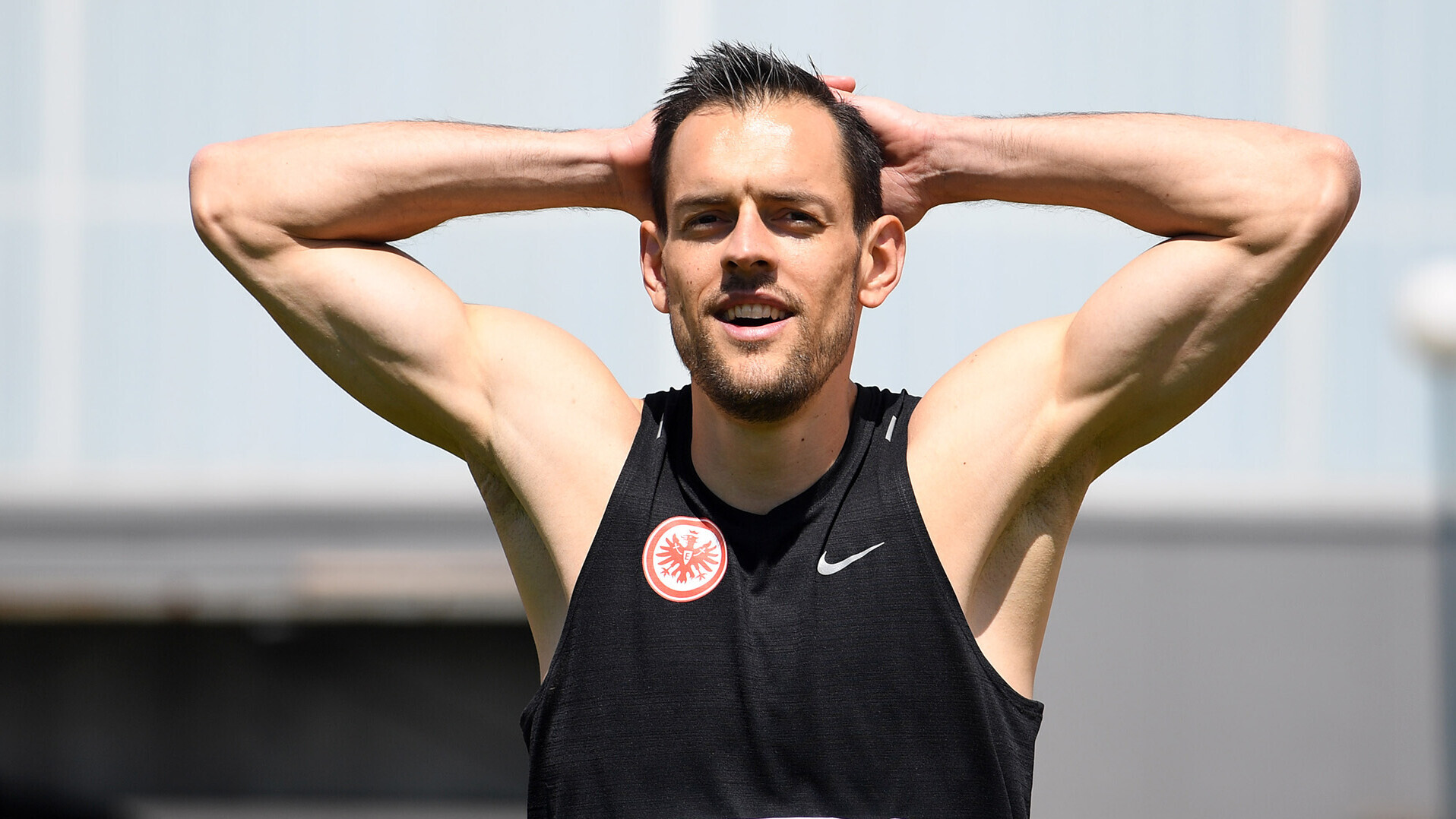 Georg Fleischhauer verschränkt die Arme über dem Kopf