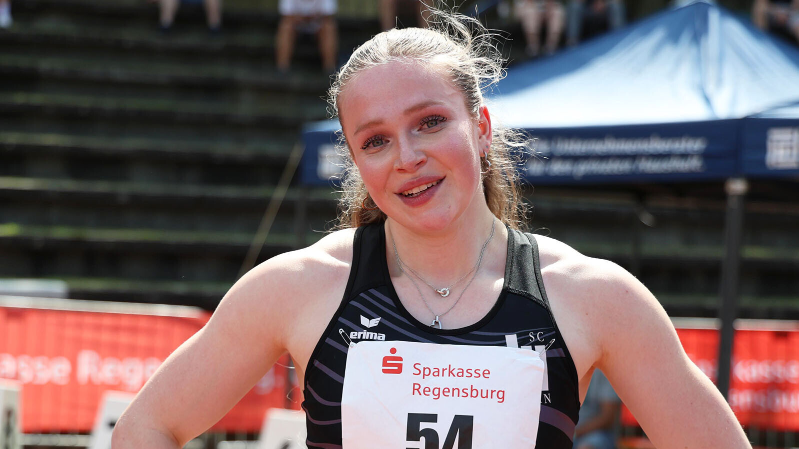 Porträt von Philina Schwartz im Trikot mit Startnummer 54. 