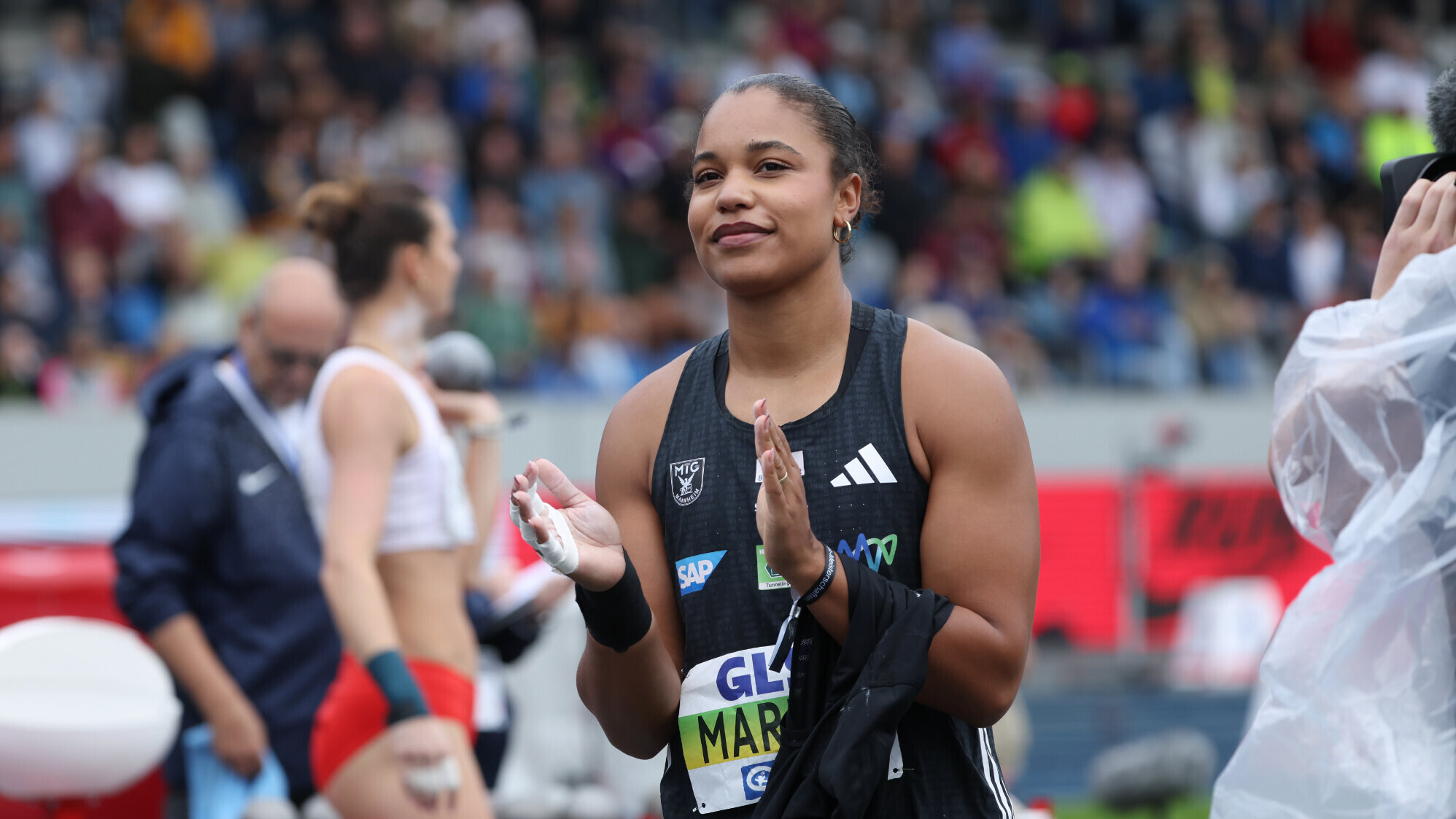 Yemisi Mabry klatscht in die Hände