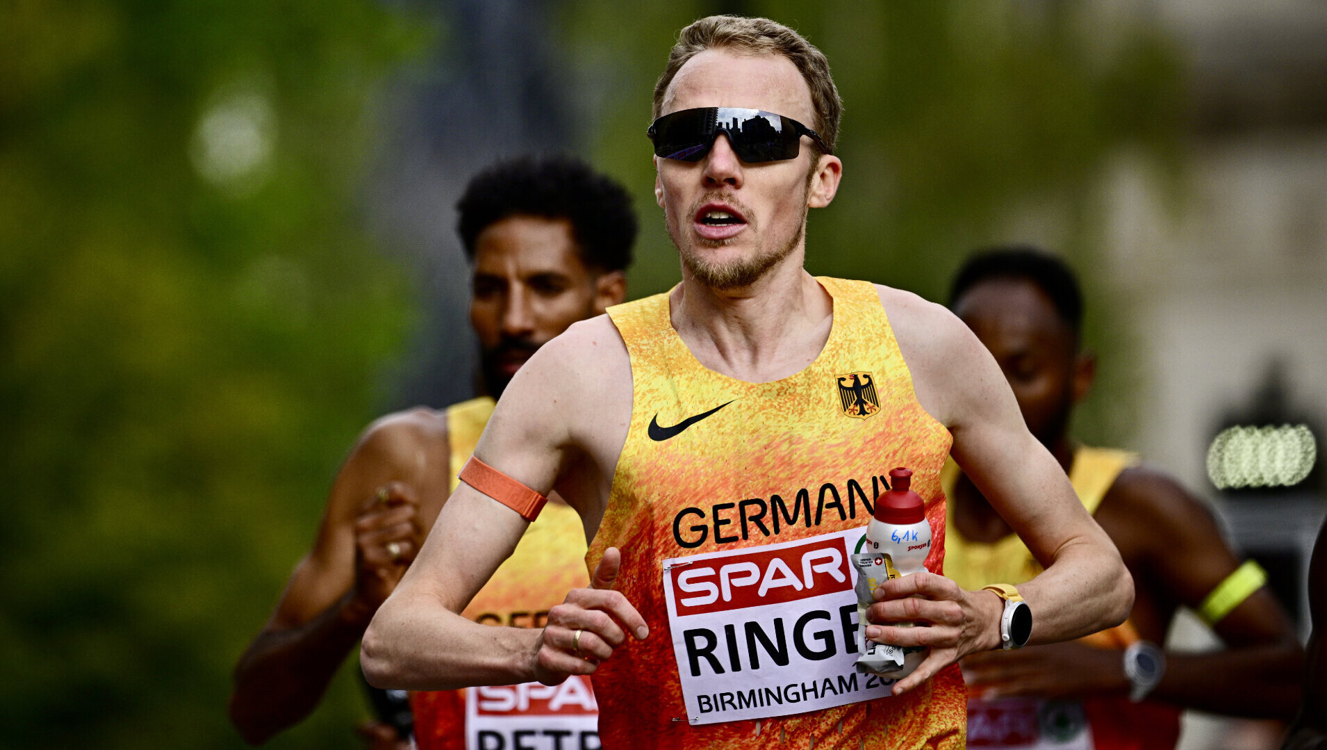 Der deutsche Langstreckenläufer Richard Ringer während eines Rennens im Nationaltrikot.