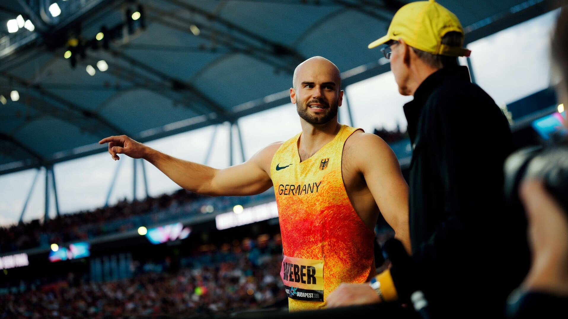 Speerwerfer Julian Weber im Gespräch mit Trainer Burkhard Looks