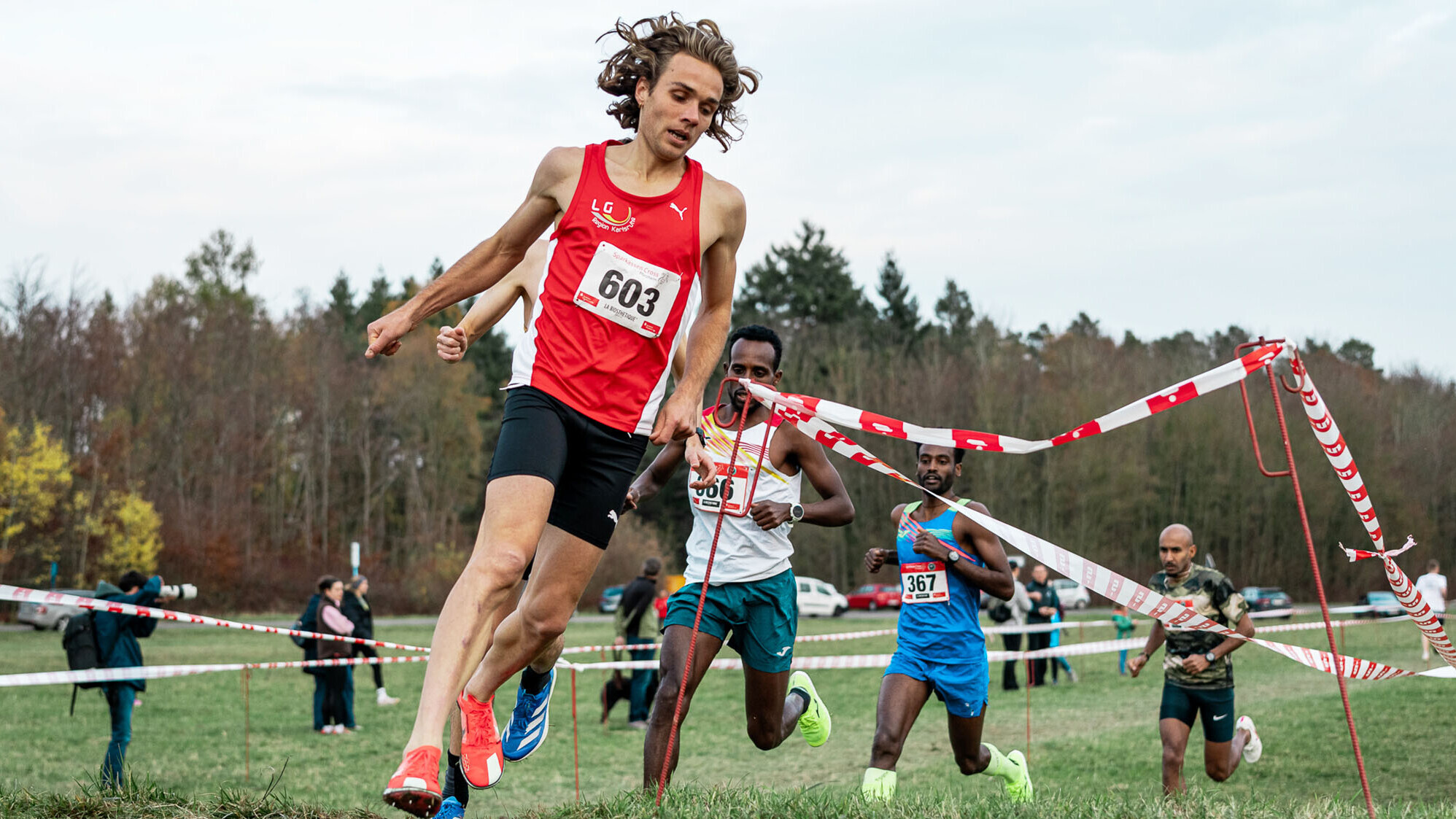 Markus Görger läuft auf matschigem Untergrund um die Kurve. 