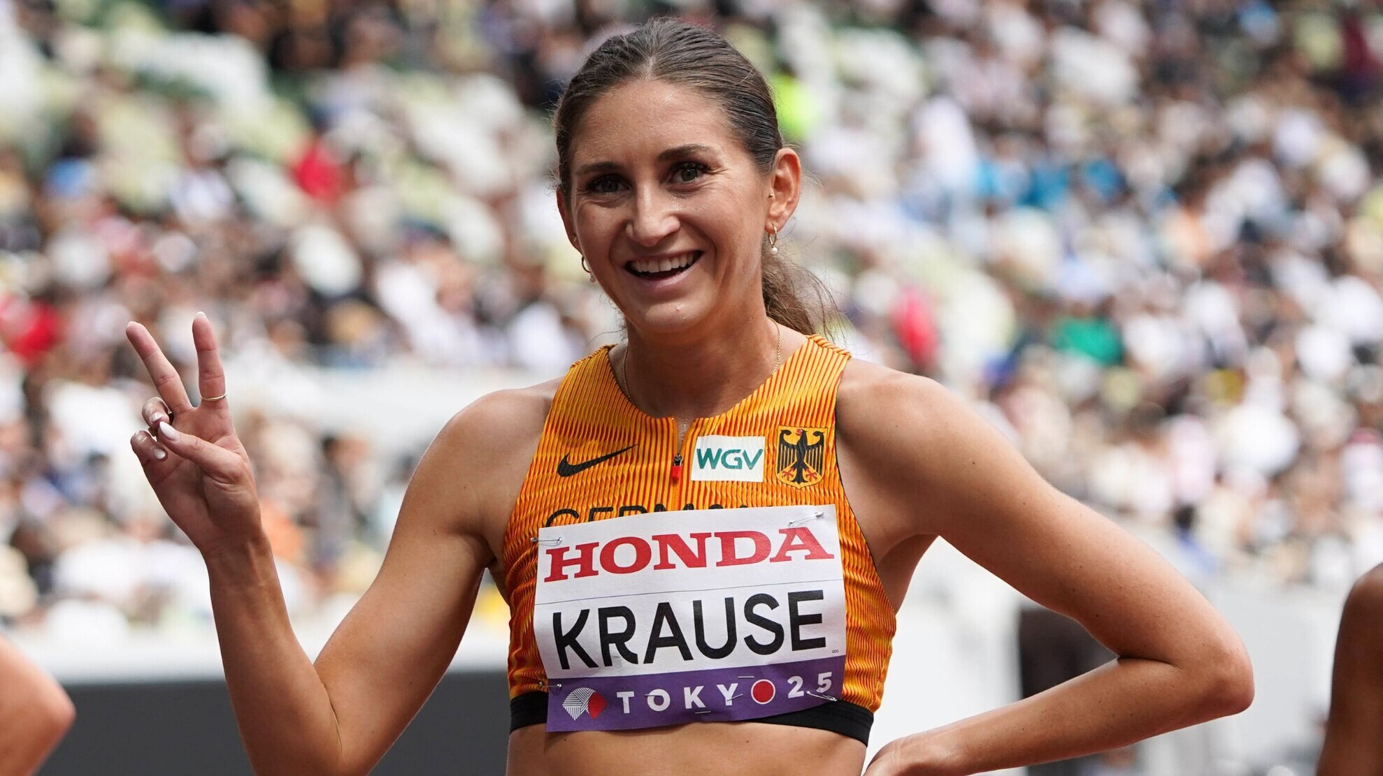 Gesa Krause im Nationaltrikot mit Victory-Zeichen