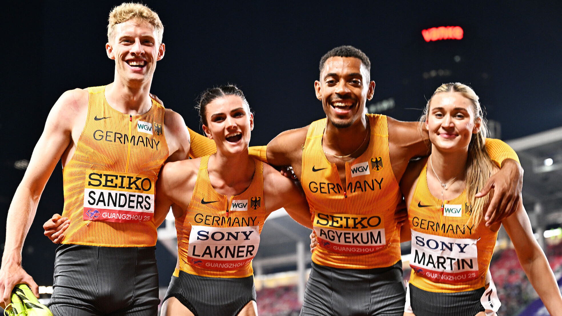 Gruppenbild mit der Mixed Staffel: Manuel Sanders, Jana Lakner, Emil Agyekum, Johanna Martin