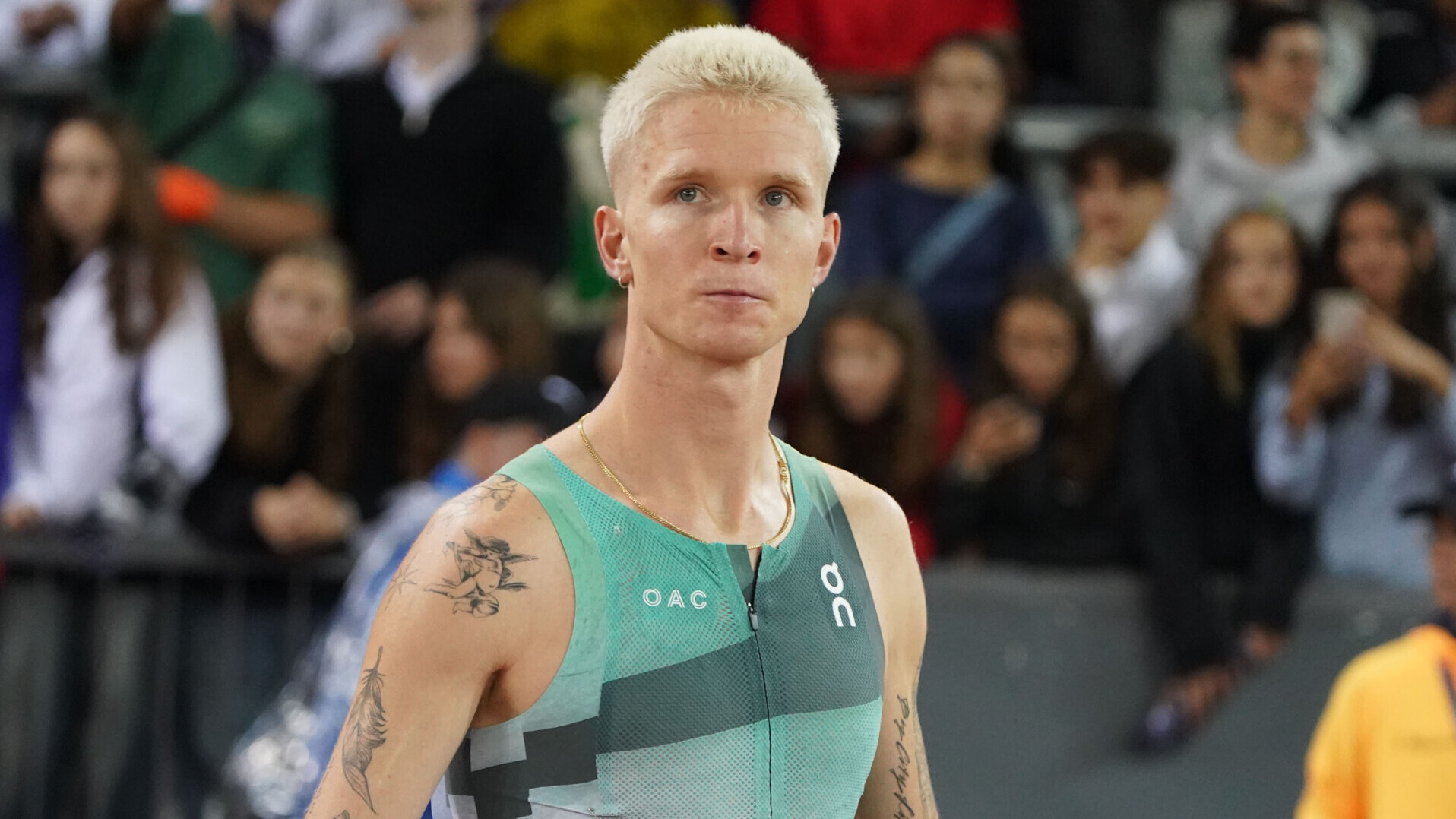 Porträt von Robert Farken in einem Trikot seines Ausrüsters. 