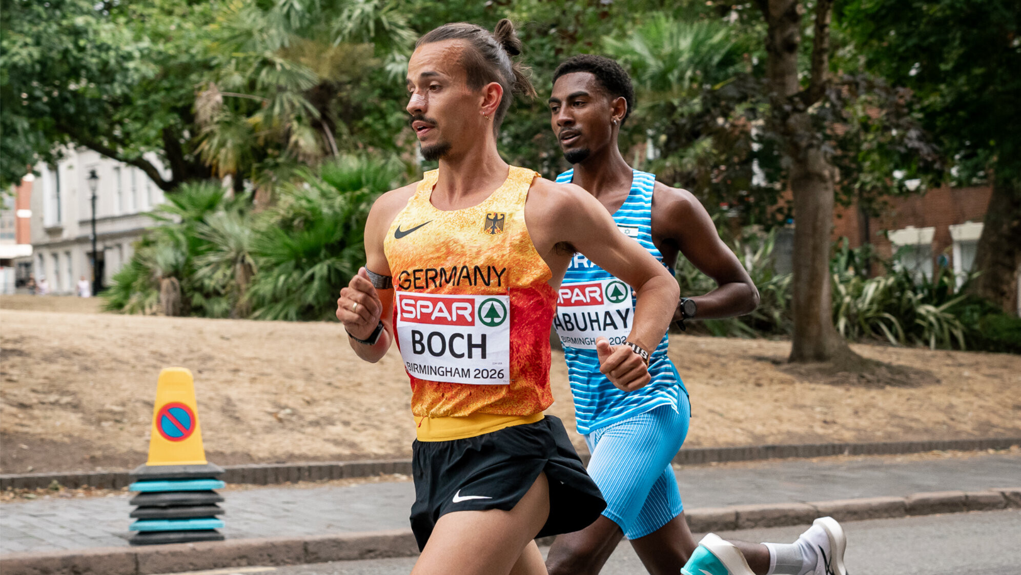 Der deutsche Läufer Simon Boch bestreitet im Nationaltrikot ein Straßenrennen.
