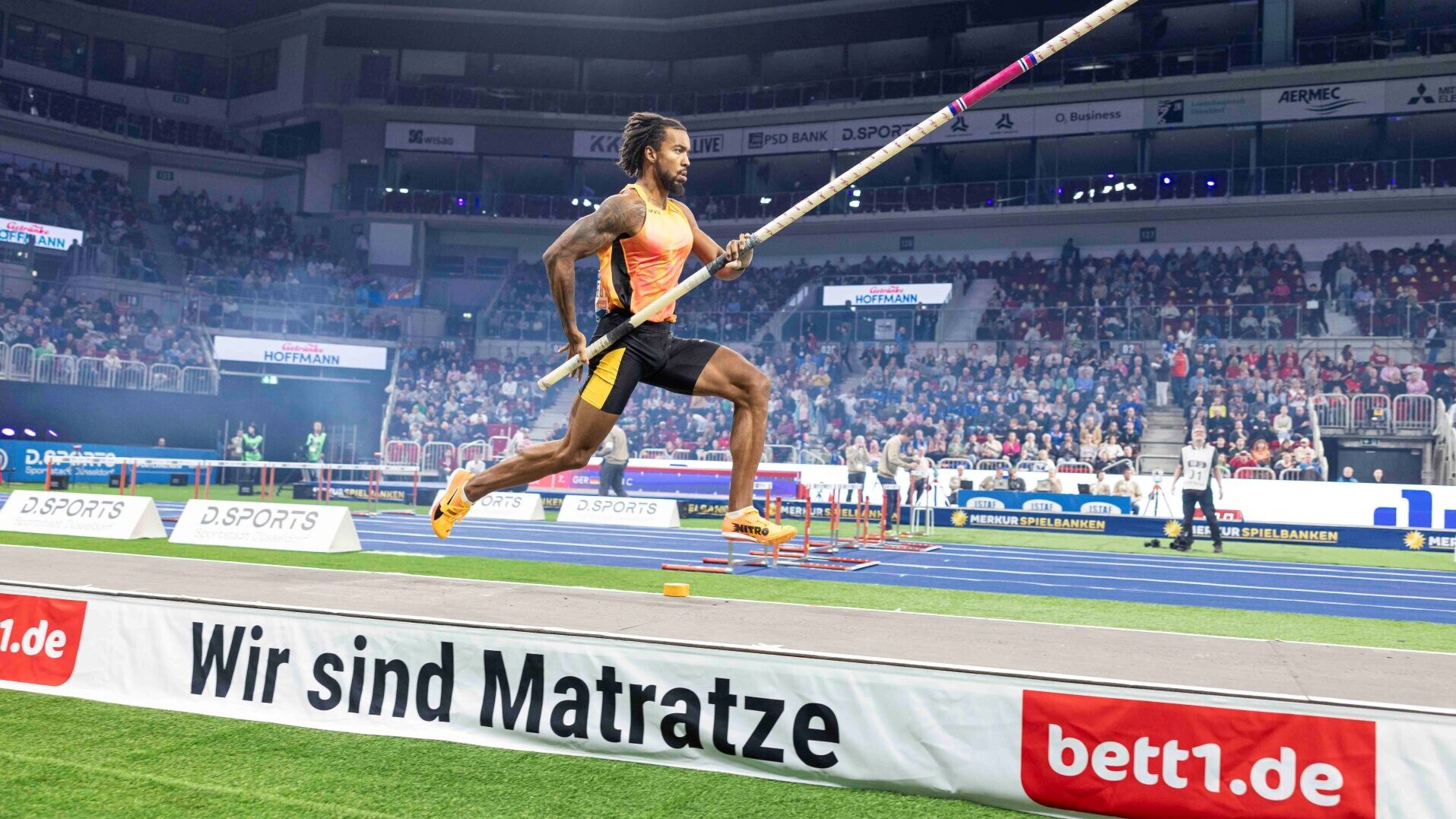 Bo Kanda Lita Baehre nimmt mit dem Stab Anlauf. 