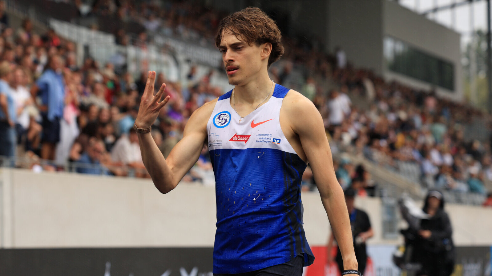 Alexander Stepanov zeigt drei Finger