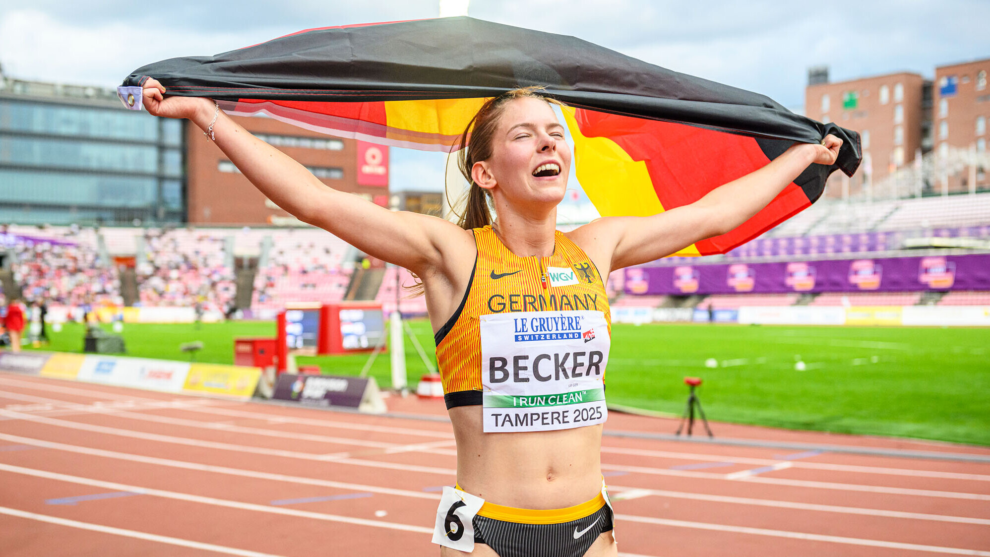 Jana Becker mit Deutschlandfahne auf der Ehrenrunde