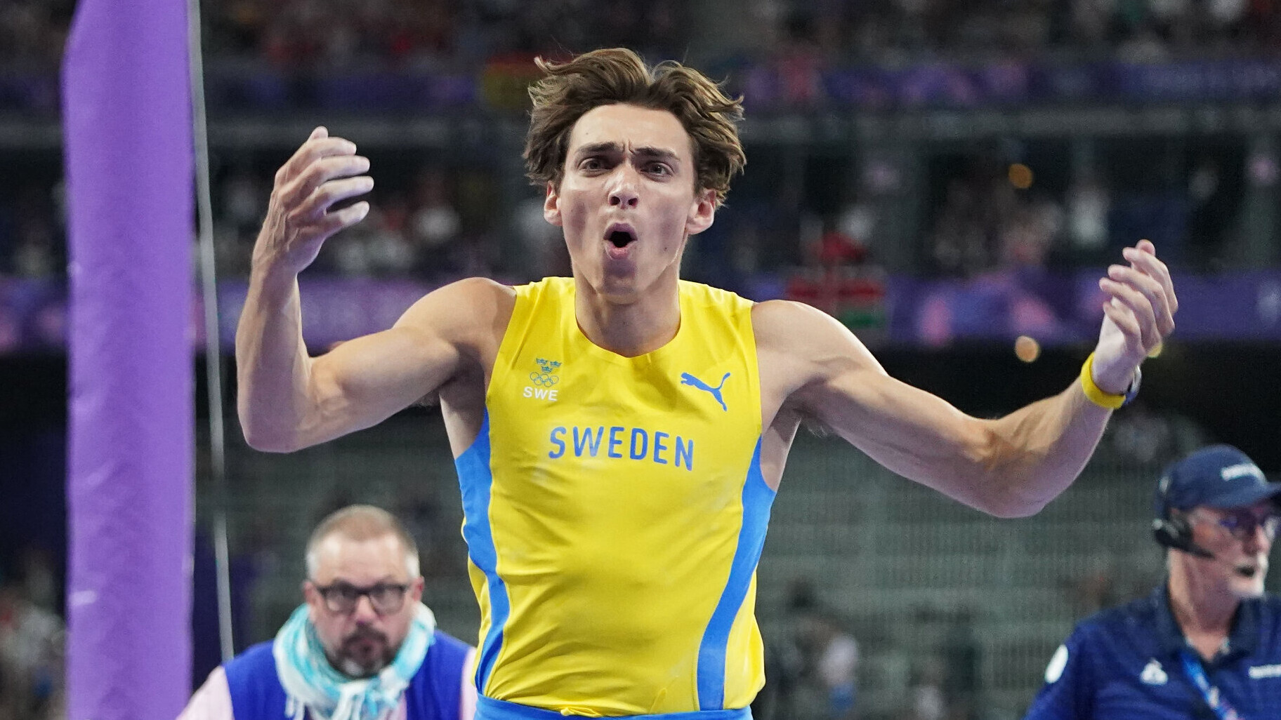 Stabhochspringer Armand Duplantis jubelt nach einem Weltrekord im schwedischen Nationaltrikot.