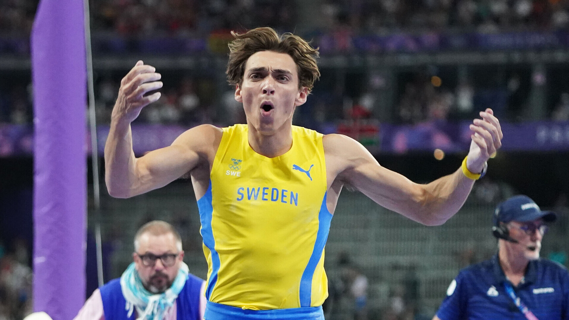 Stabhochspringer Armand Duplantis jubelt nach einem Weltrekord im schwedischen Nationaltrikot.