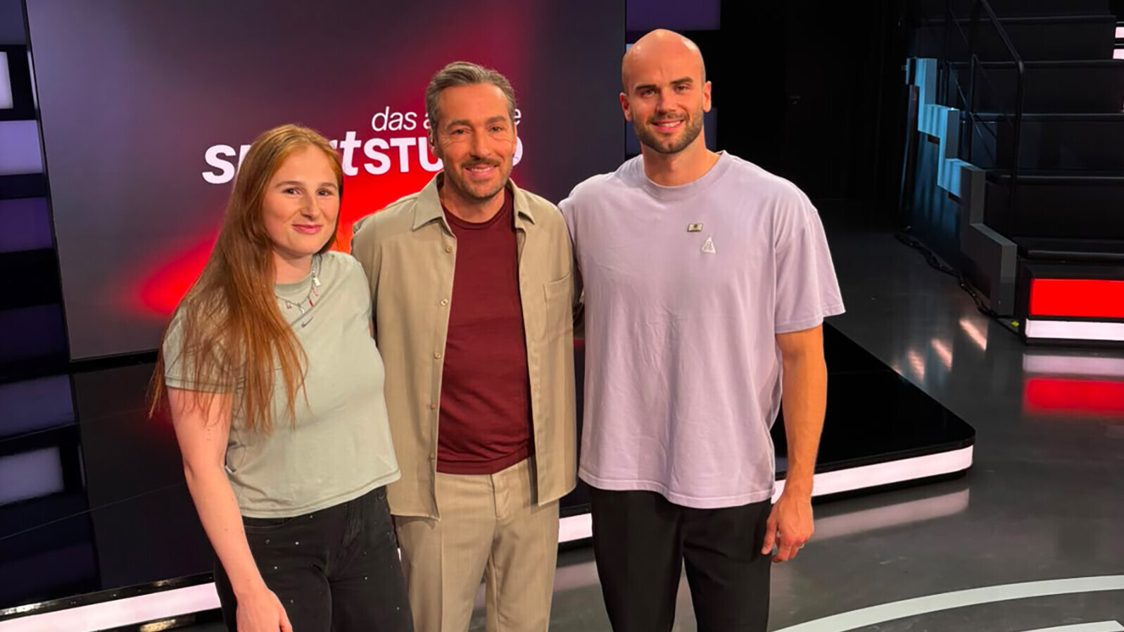 Julia Ulbricht, Moderator Sven Voss und Julian Weber posieren im ZDF sportstudio