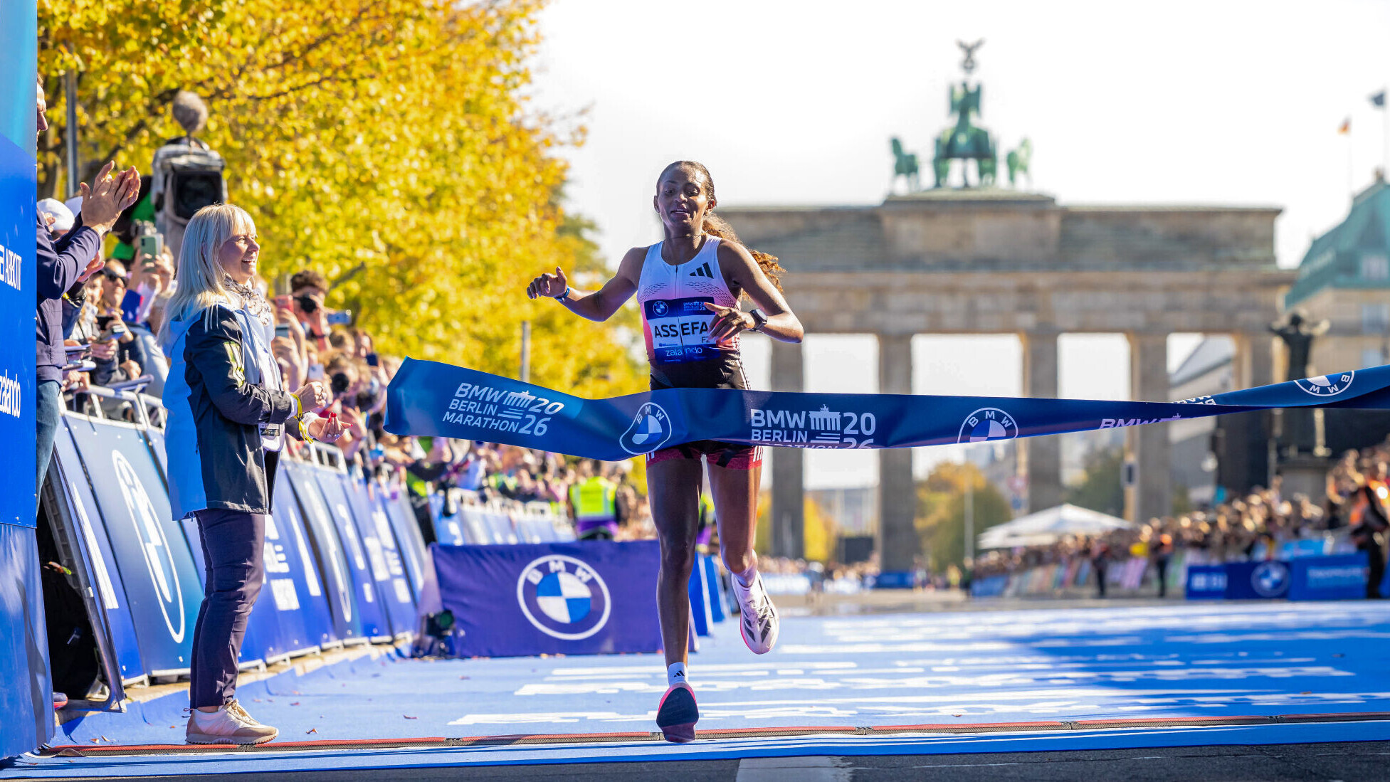Drama nach Kilometer 40: Tigst Assefa verpasst Weltrekord knapp