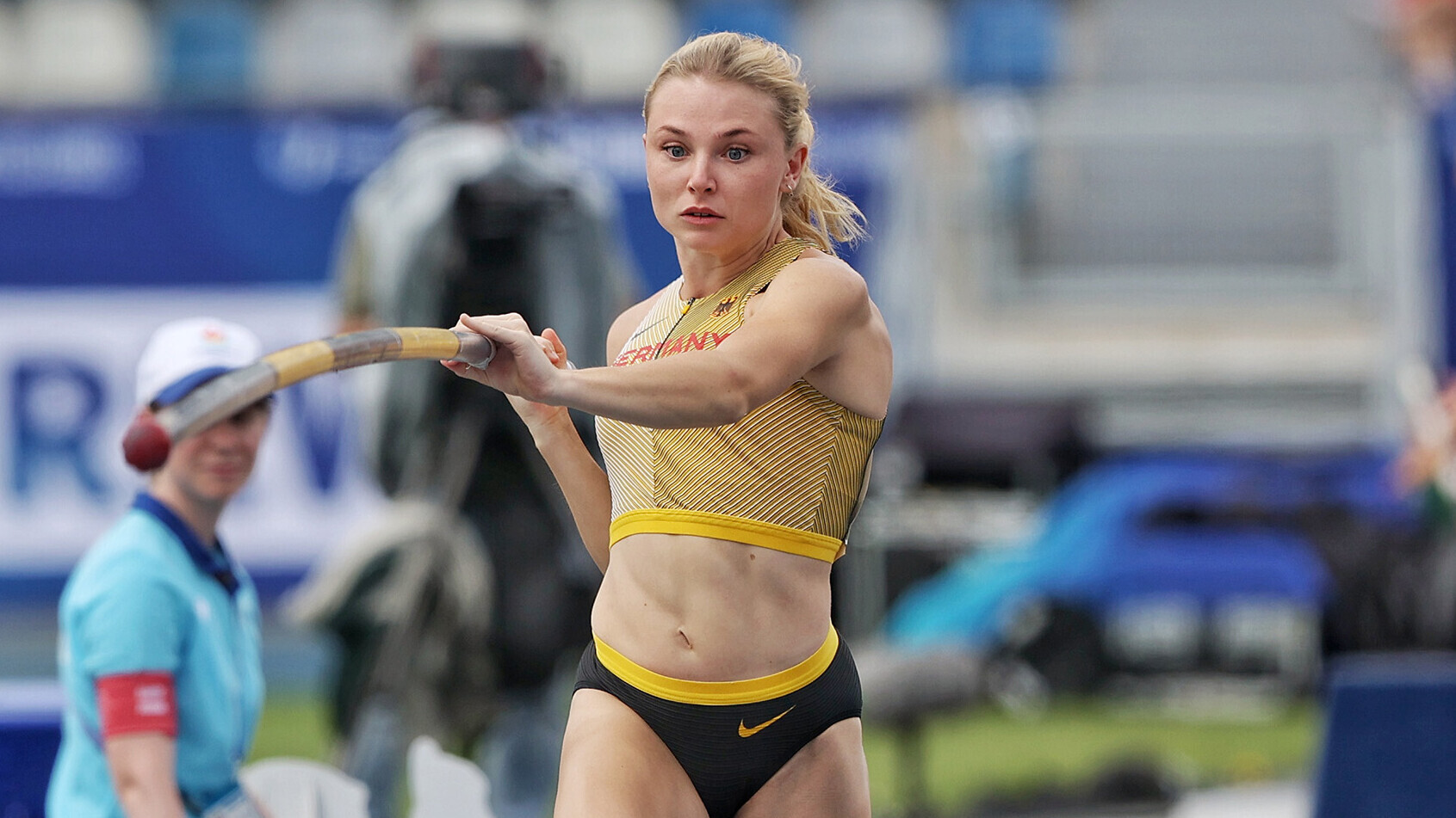 Chiara Sistermann nimmt im Stabhochsprung Anlauf, das Einstechen des Stabes steht kurz bevor