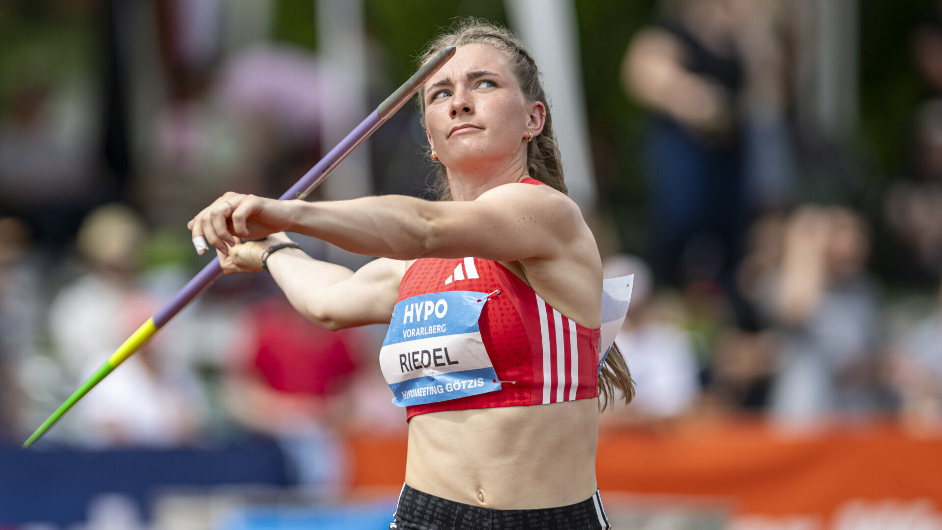 Serina Riedel setzt mit dem Speer zum Abwurf an