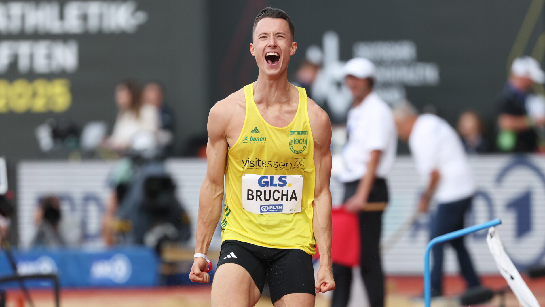 Der deutsche Weitspringer Kevin Brucha jubelt.