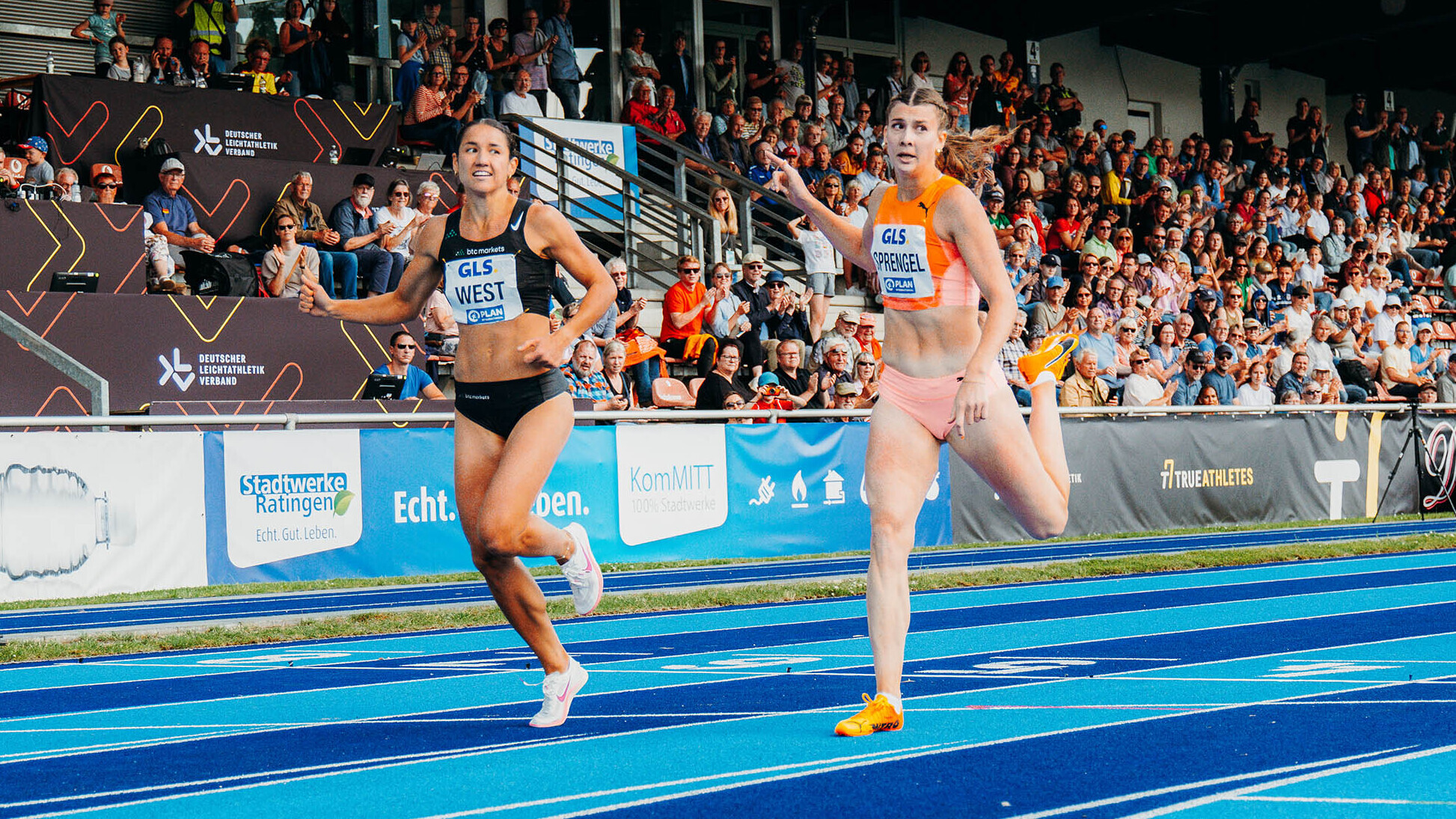 Tori West und Sandrina Sprengel sprinten auf der blauen Bahn