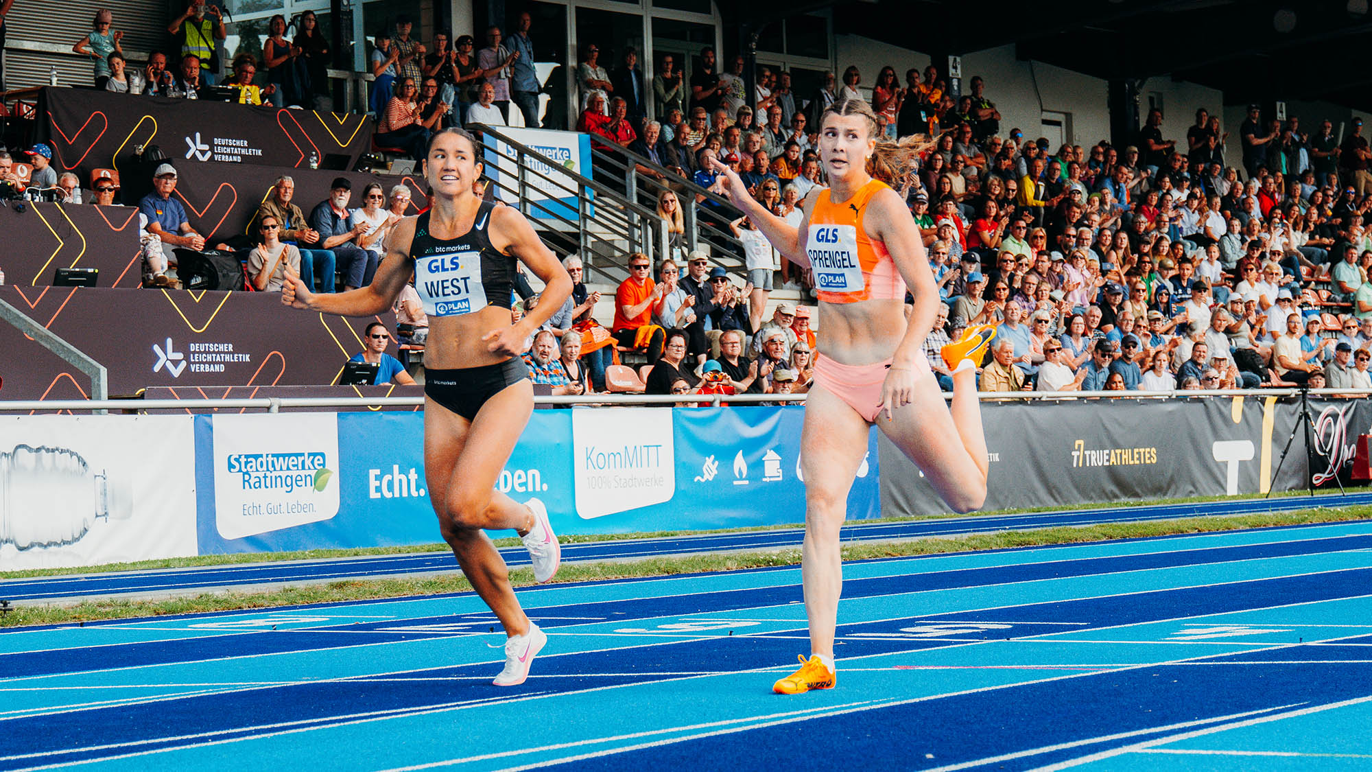 Tori West und Sandrina Sprengel sprinten auf der blauen Bahn
