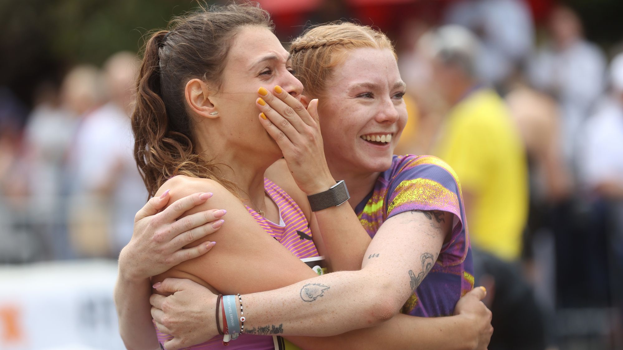 Caroline Joyeux wird von ihrer Vereinskollegin Sarah-Michelle Kudla beglückwünscht..