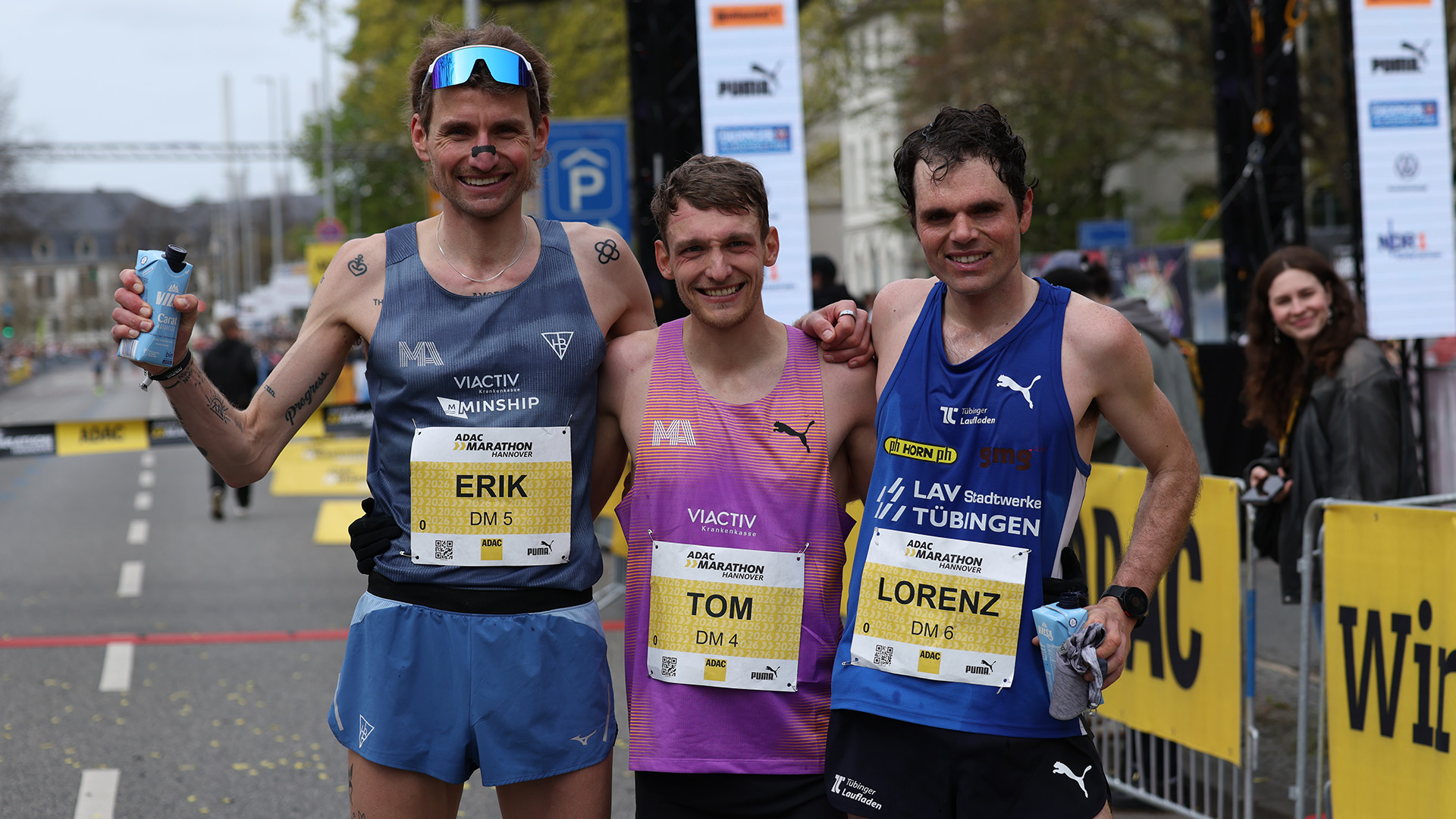 Erik Hille, Tom Thurley und Lorenz Baum posieren Arm in Arm