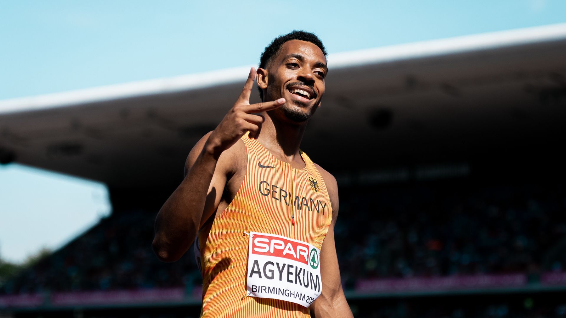 Emil Agyekum lacht und macht das "Victory"-Zeichen