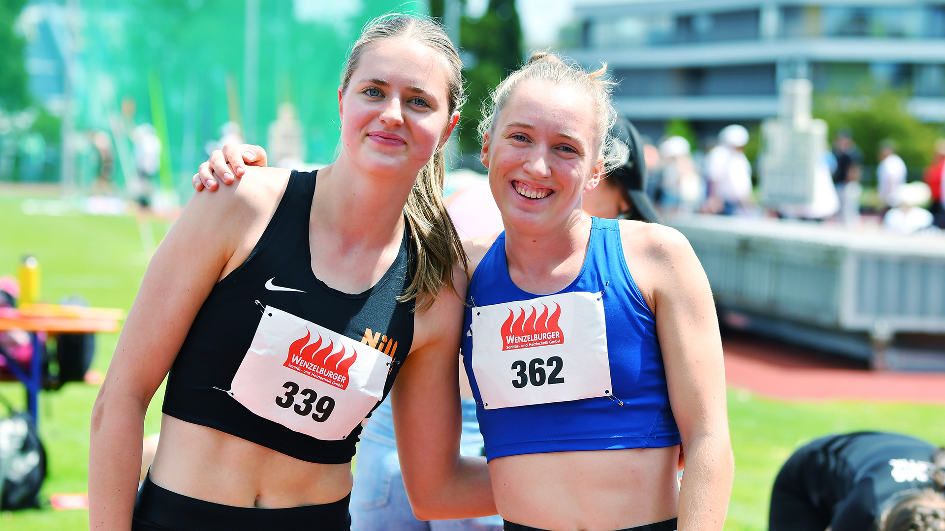 Elisabeth Nawroth und Svea Funck posieren Arm in Arm