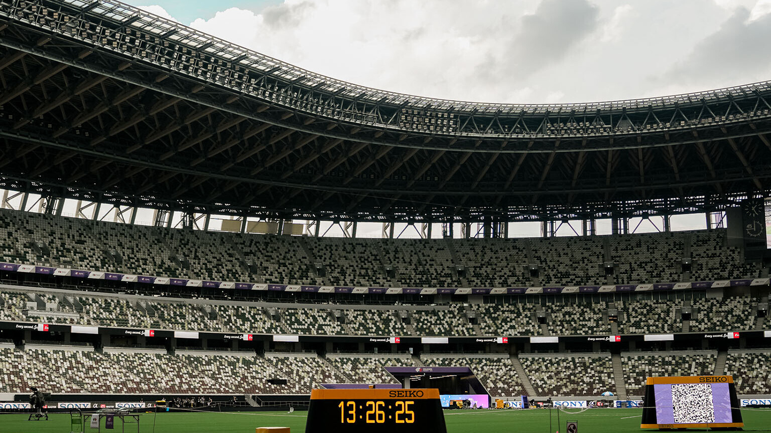 Panorama-Bild vom noch leeren Olympiastadion in Tokio. 