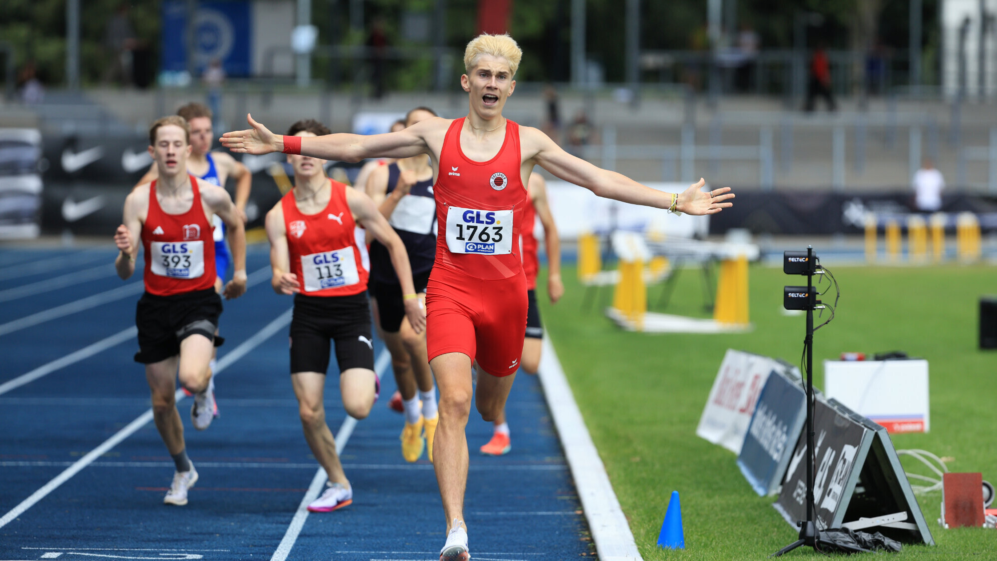 Der deutsche 800-Meter-Läufer Ole Steinbach stürmt mit zur Seite ausgebreiteten Armen ins Ziel