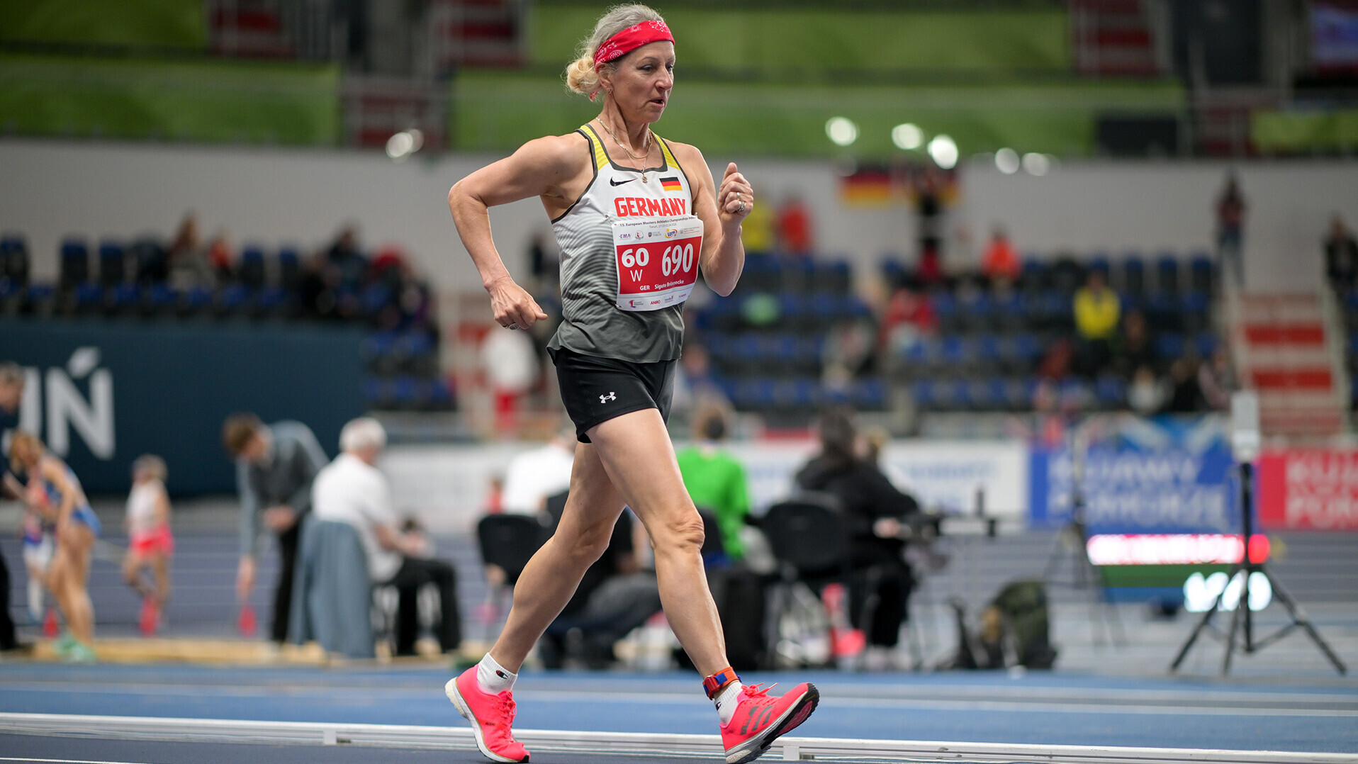 Sigute Brönnecke geht im Nationaltrikot auf der Bahn