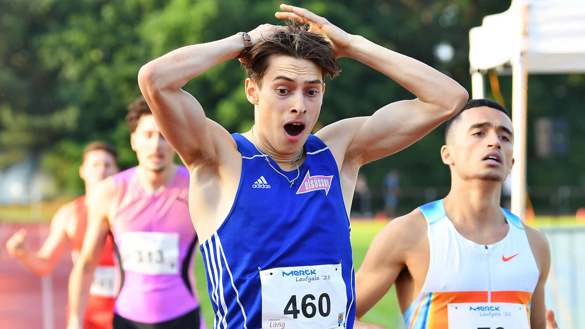 Alexander Stepanov schlägt nach seiner 800-Meter-Bestzeit die Hände über dem Kopf zusammen