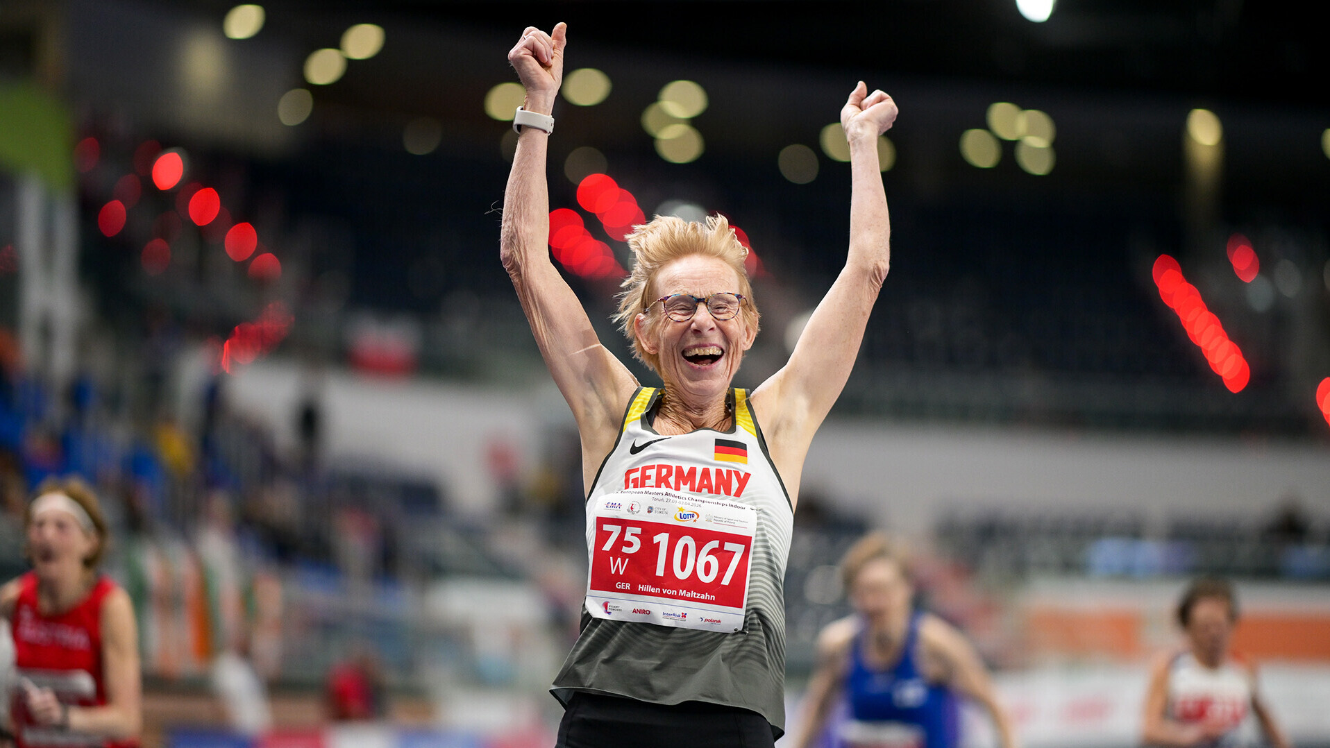 Hillen von Maltzahn jubelt mit hochgereckten Armen