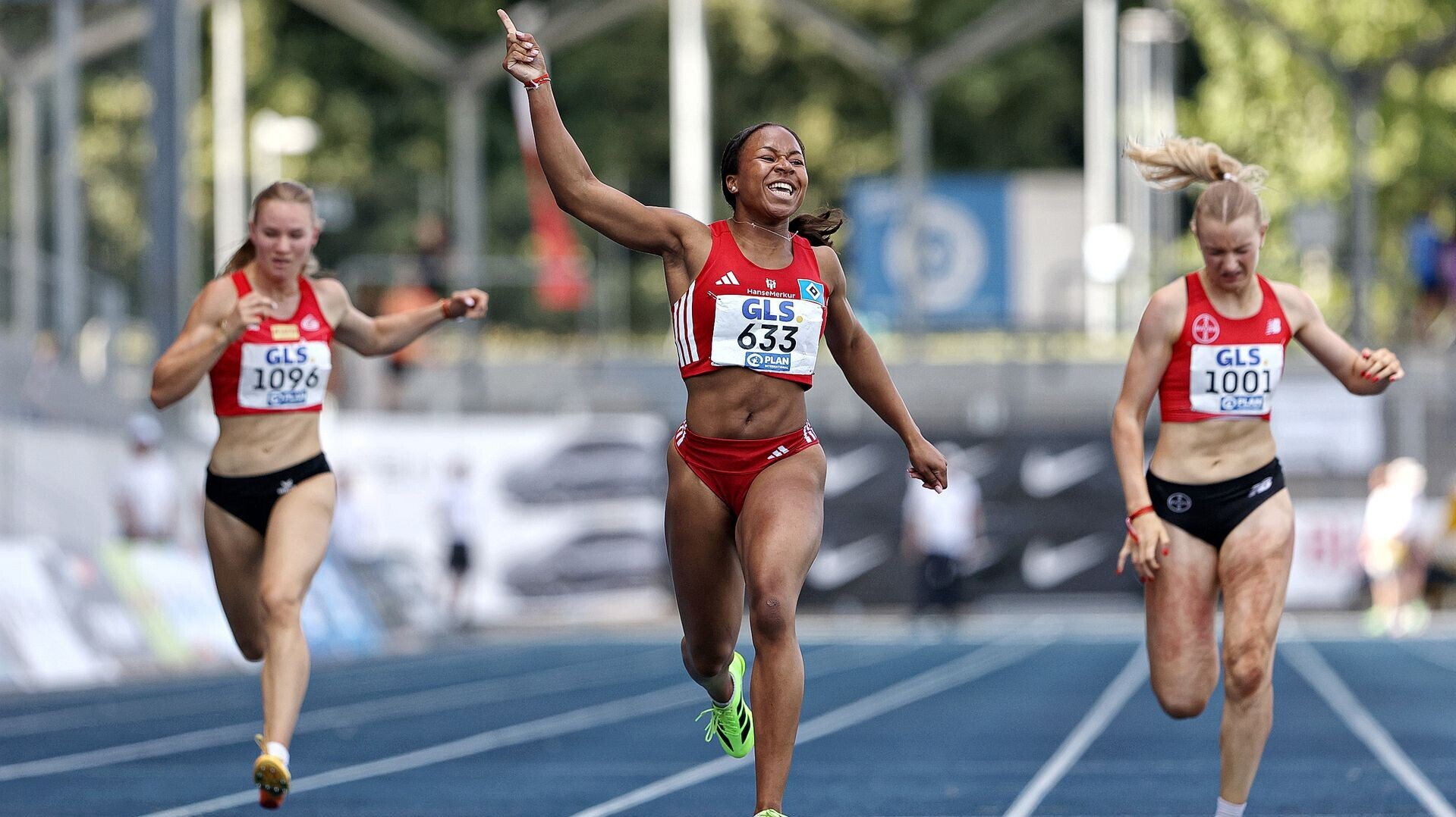 Lena Anochili reckt beim Zieleinlauf den Zeigefinger in die Höhe