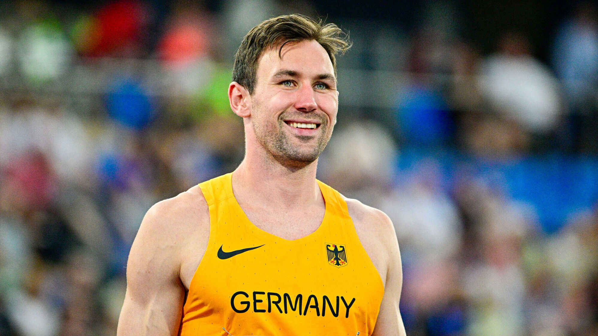 Porträt des lachenden Niklas Kaul im Nationaltrikot