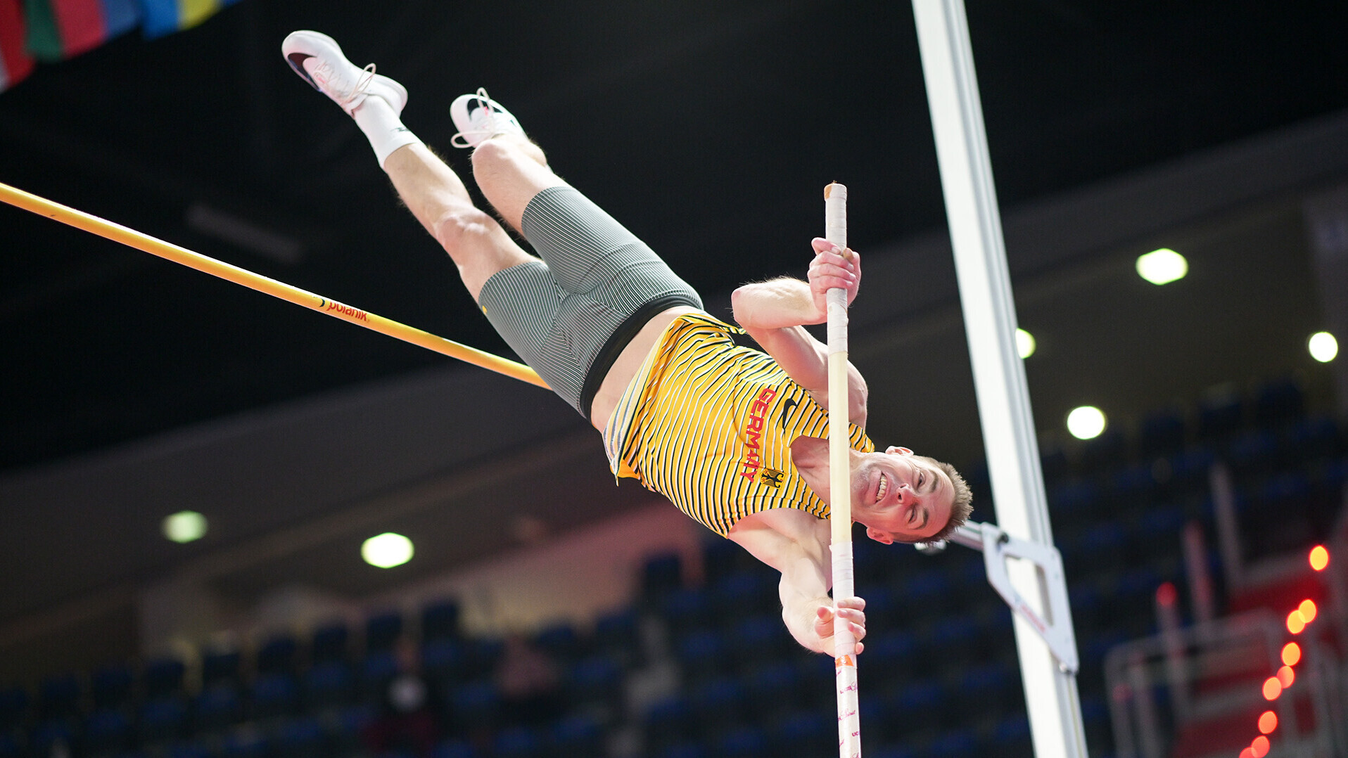 Thomas Ritte beim Aufrollen am Stab kurz vor dem Überqueren der Latte