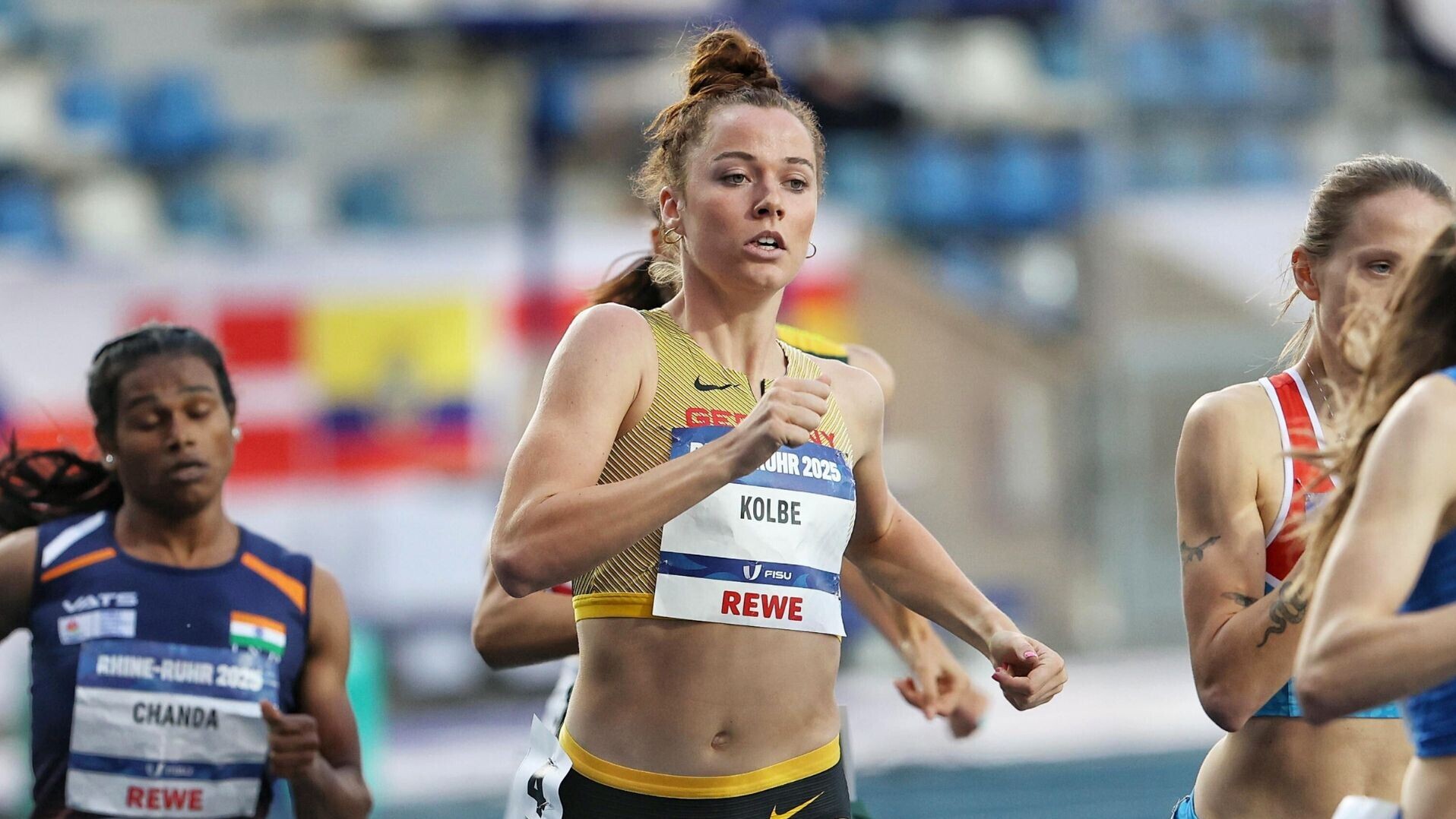 Smilla Kolbe mit konzentriertem Blick auf der Stadionrunde.