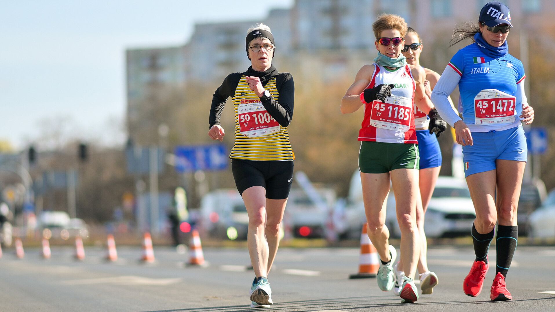 Brit Schröter in Aktion beim Straßengehen