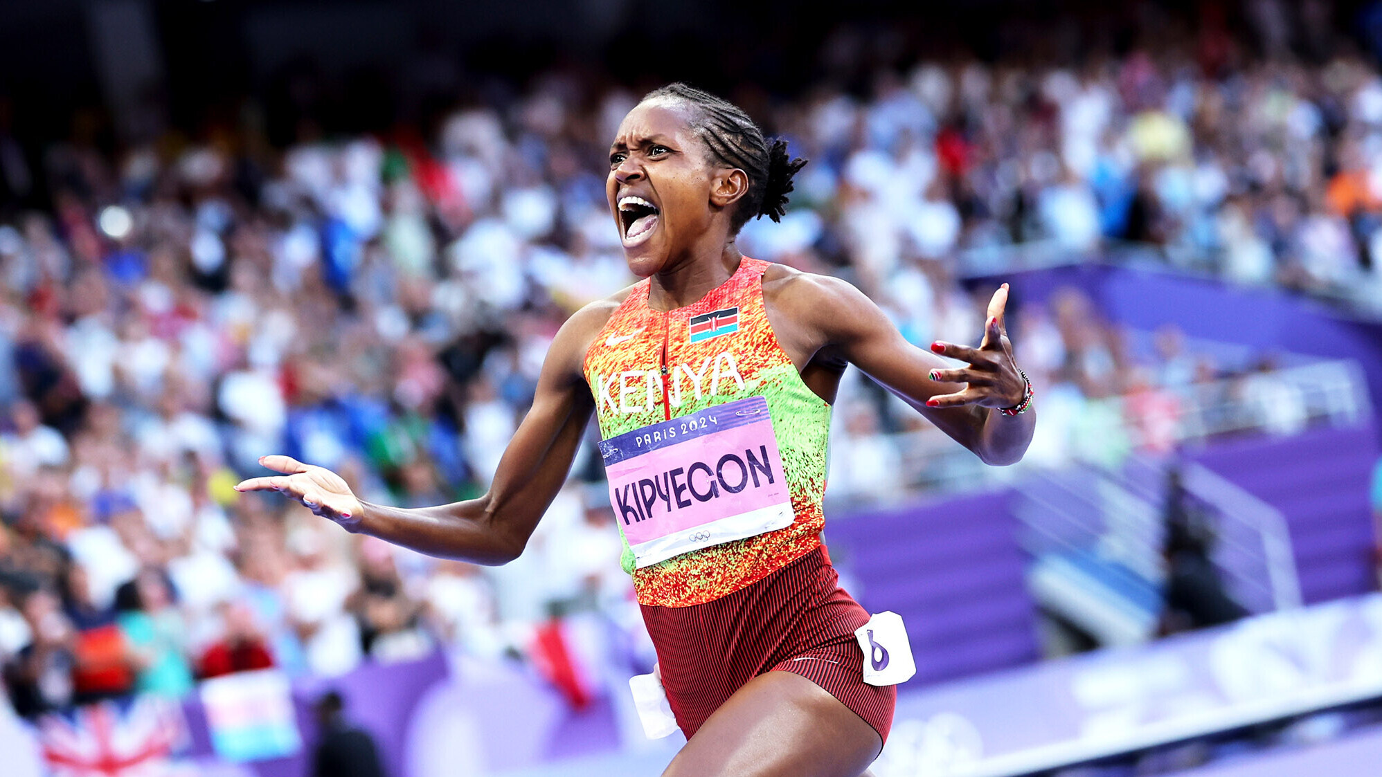 1.500-Meter-Läuferin Faith Kipyegon überquert bei den Olympischen Spielen jubelnd die Ziellinie.