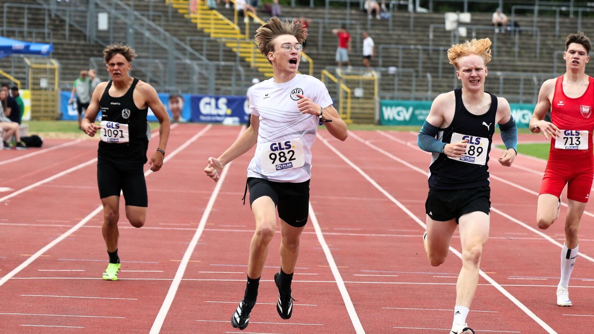Sprinter Eike Schaal überquert die Ziellinie.