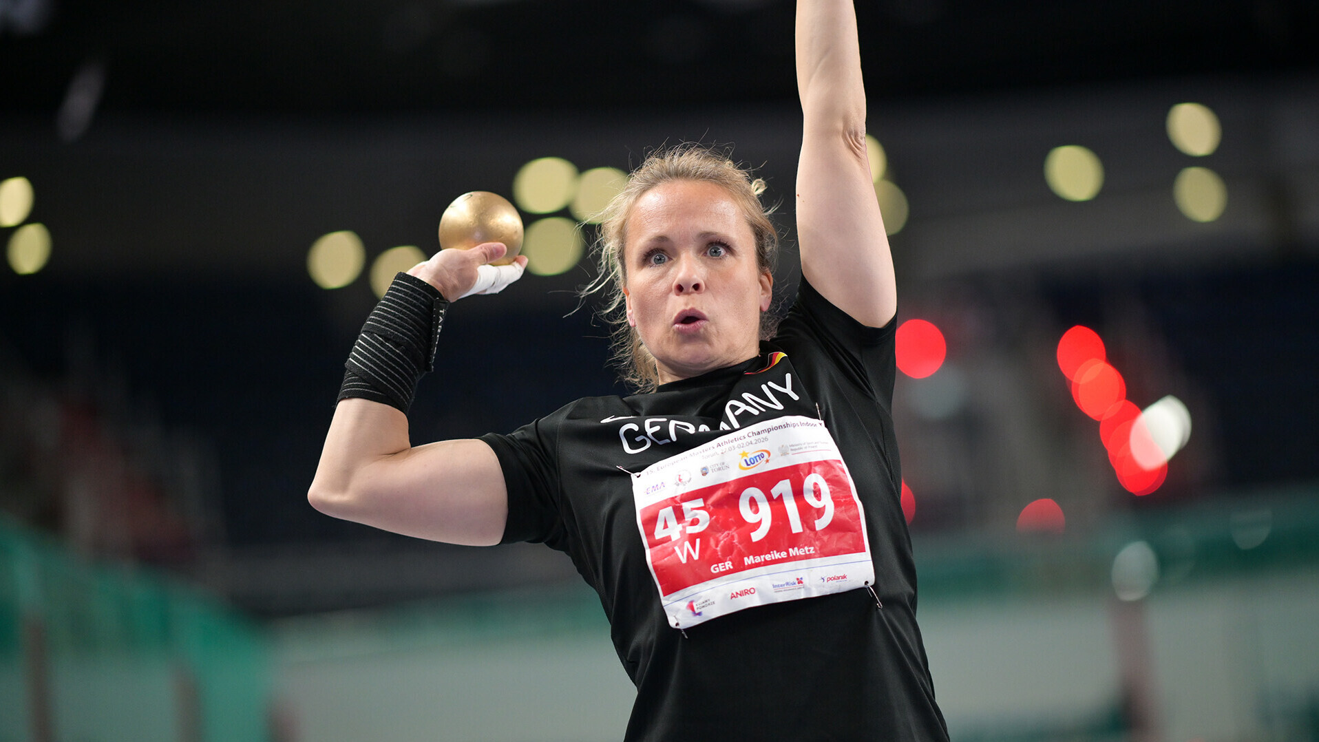 Mareike Metz mit gestrecktem Arm und der Kugel in der Hand, bereit zum Stoß