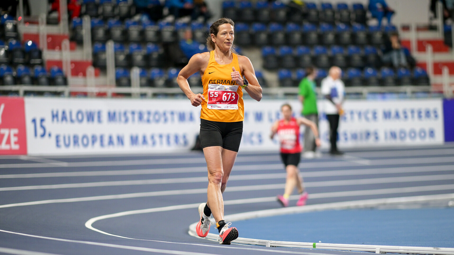 Nicole Best geht im Nationaltrikot auf der Bahn